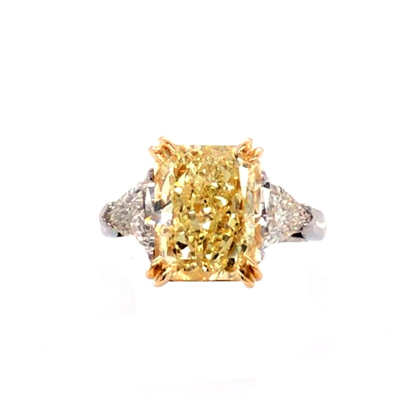Dieser atemberaubende Diamantring wird von einem GIA-zertifizierten Bericht begleitet, der bescheinigt, dass 5,01ct Radiant cut Fancy Yellow Natural Si2 Klarheit Diamantring in Platin, GIA mit 0,85ctw trilliant Diamanten G Farbe und andere ist VS1