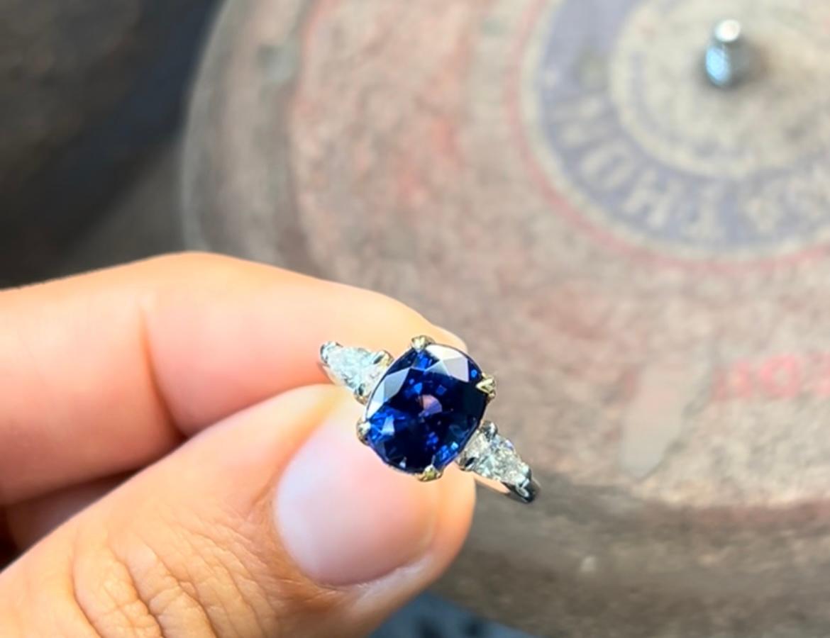 Modern 5.01ct royal-blue oval blue sapphire ring. AGL certified. For Sale
