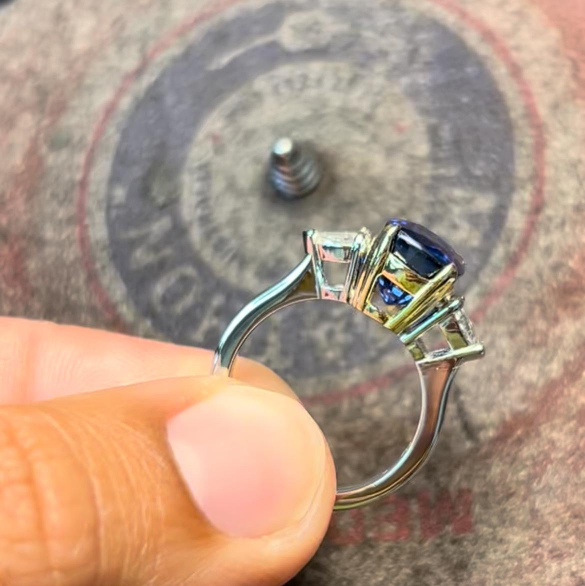 5.01ct royal-blue oval blue sapphire ring. AGL certified. In Excellent Condition For Sale In Los Angeles, CA