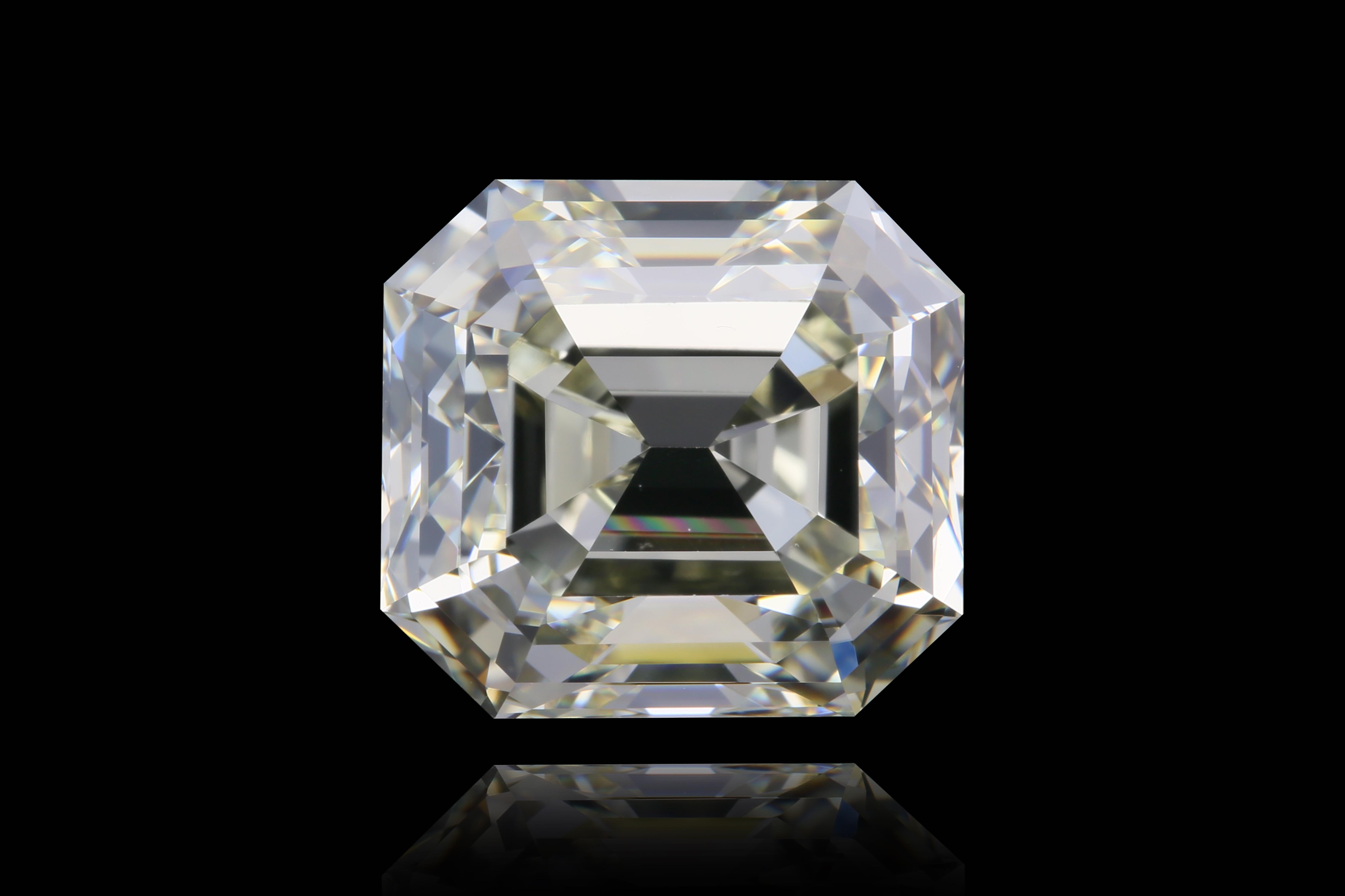 Una gema realmente distinguida, este Diamante Antiguo talla Esmeralda de 5,02 quilates ofrece una rara combinación de tamaño considerable, claridad excepcional y carácter atemporal. Certificada por el GIA, tiene un color N y una claridad VVS2, lo