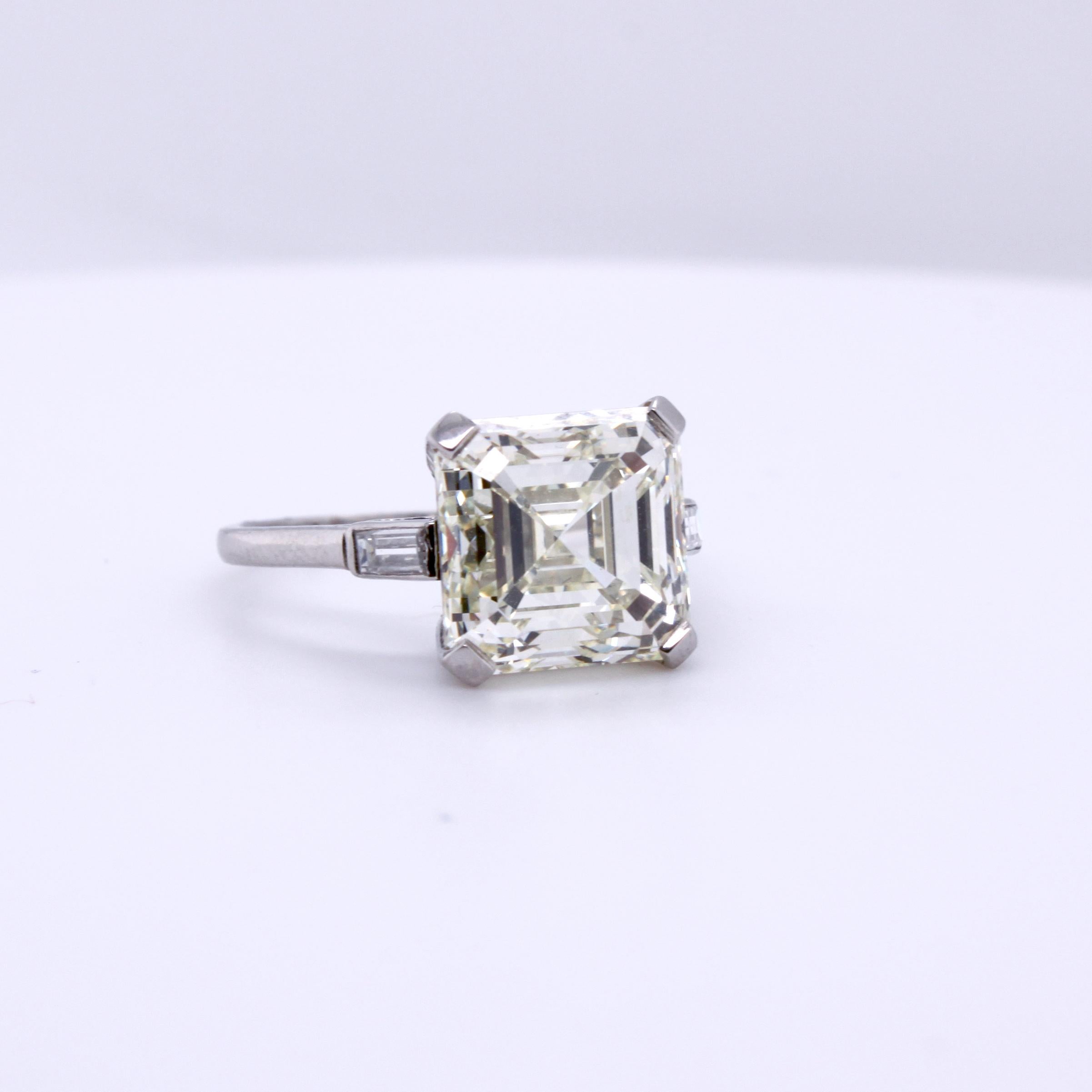 Ascher-cut Diamond Ring 5.02ct

A beautiful Asscher-Cut Diamond of 5.02 carats (ca. KL/VVS1) and step-cut diamond shoulders.

Details:
Center Diamond Weight: 5.02 carats
Center Diamond Color: K-L
Center Diamond Clarity: VVS1 (no visible inclusions