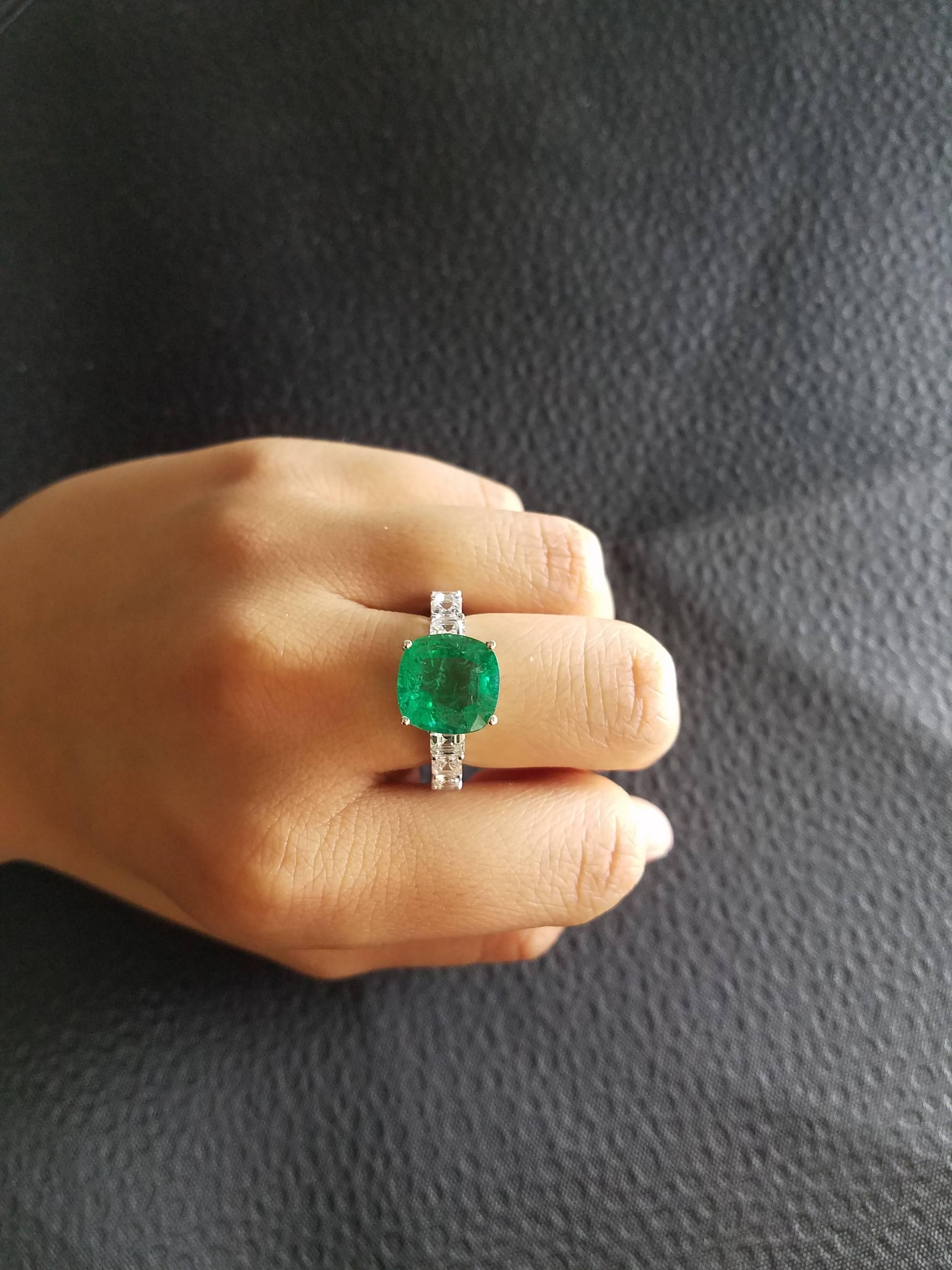 5.02 Carat Emerald and Diamond Band 18 Karat Gold Cocktail Ring In New Condition In Bangkok, Thailand