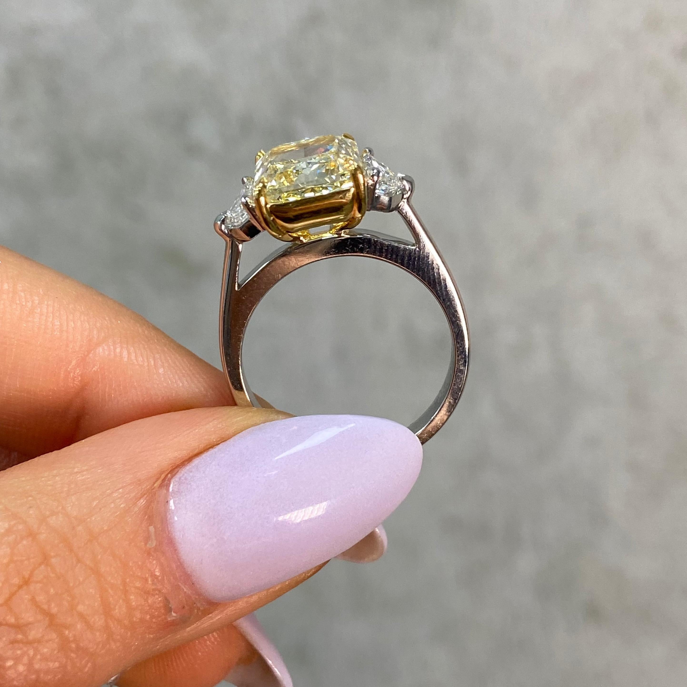 5,02 Karat Fancy Yellow Elongated Radiant Diamond Three Stone Verlobungsring (Moderne) im Angebot