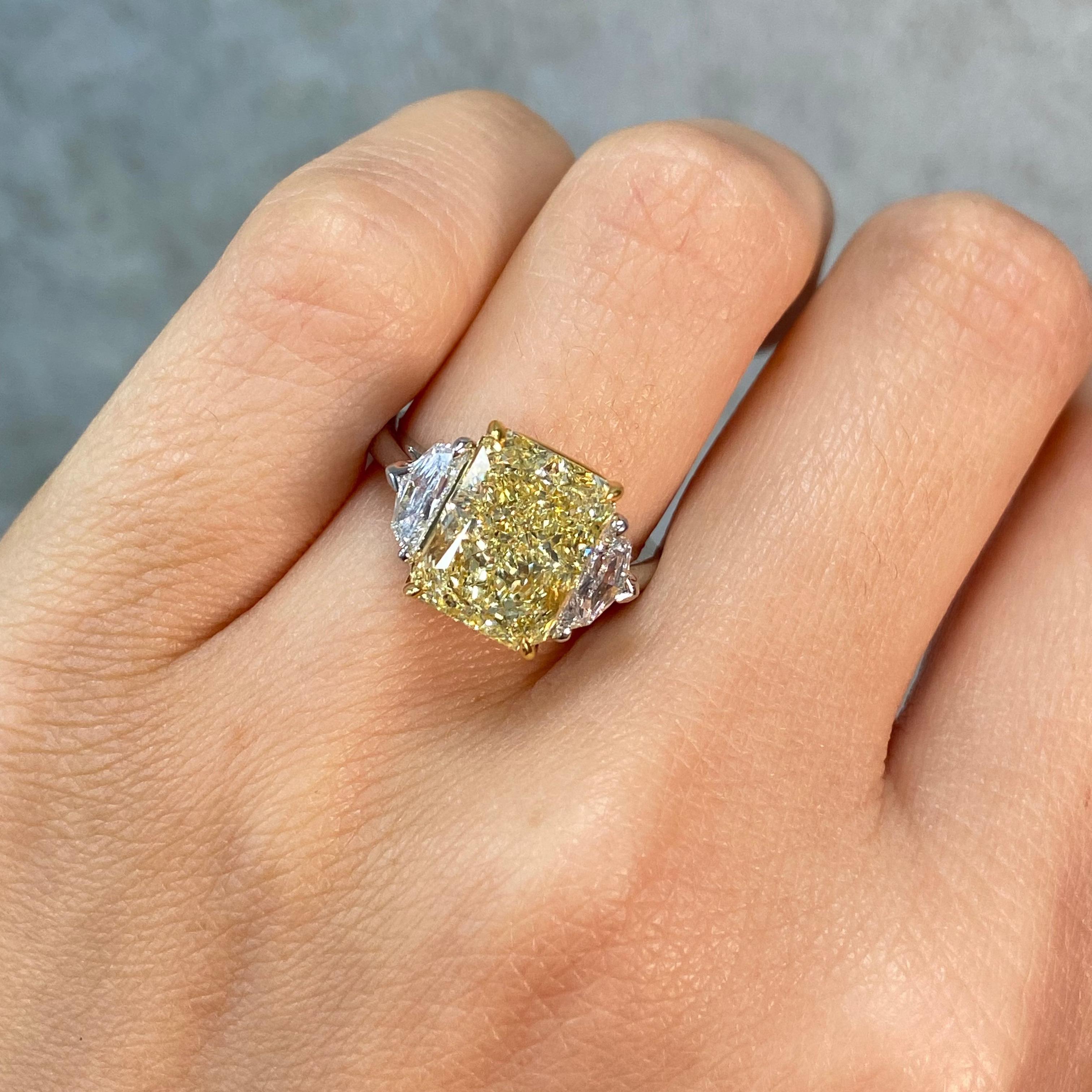 5,02 Karat Fancy Yellow Elongated Radiant Diamond Three Stone Verlobungsring (Radiantschliff) im Angebot
