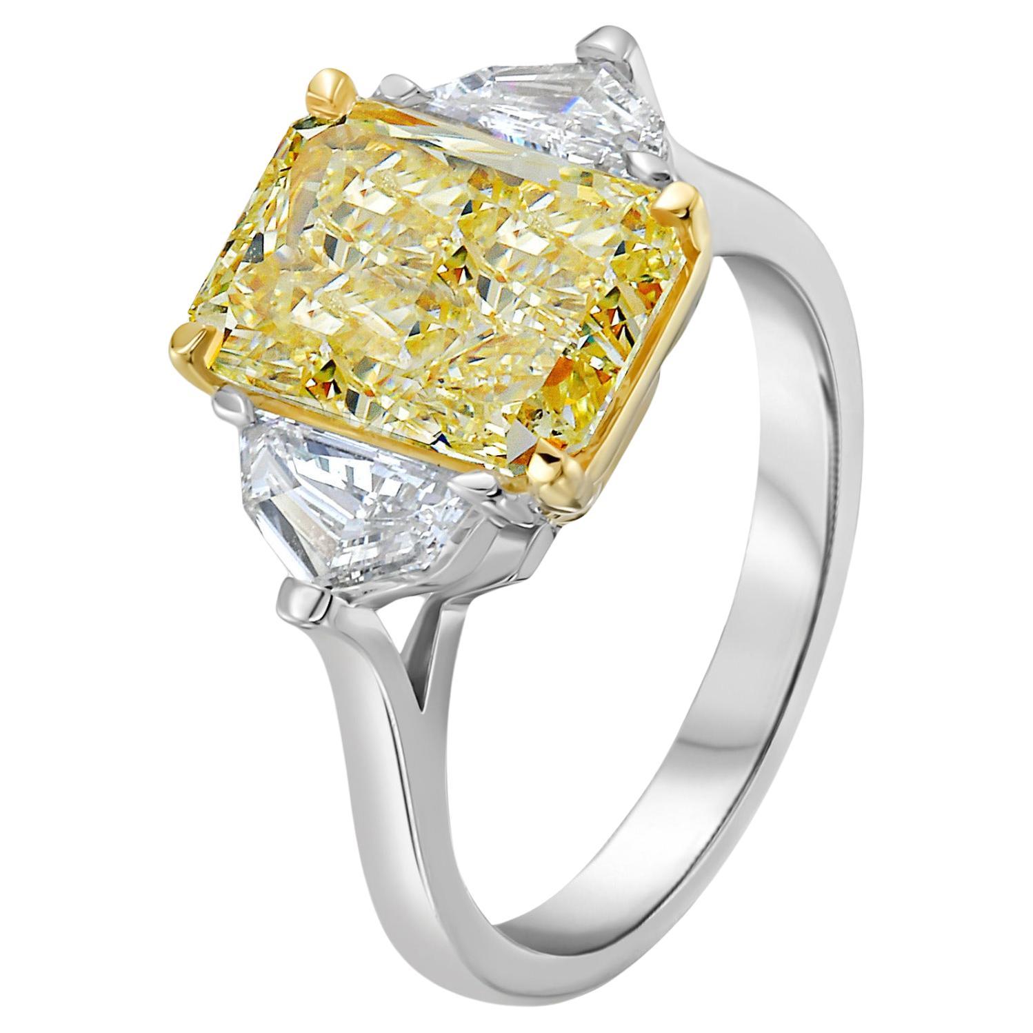 5.02 Carat Fancy Yellow Elongated Radiant Diamond Three Stone Engagement Ring (bague de fiançailles à trois pierres)