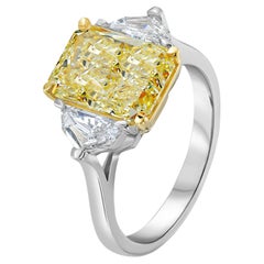 5.02 Carat Fancy Yellow Elongated Radiant Diamond Three Stone Engagement Ring (bague de fiançailles à trois pierres)