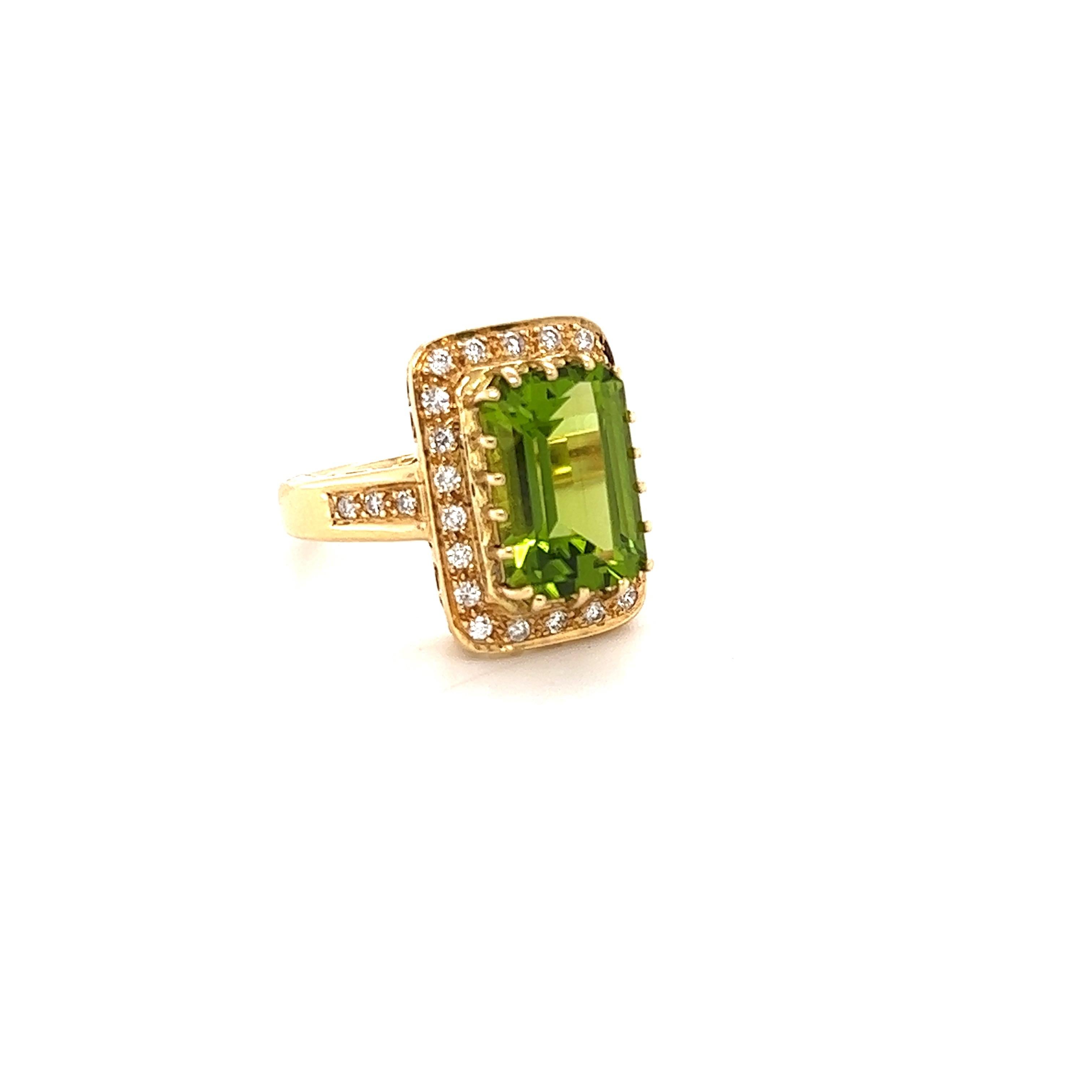 Dieser Peridot und Diamant Ring hat einen natürlichen Smaragdschliff Peridot, die 4,52 Karat wiegt und misst bei 12 mm x 8 mm. Es gibt 28 Diamanten im Rundschliff, die 0,50 Karat wiegen und eine Reinheit und Farbe von SI-F haben. Das