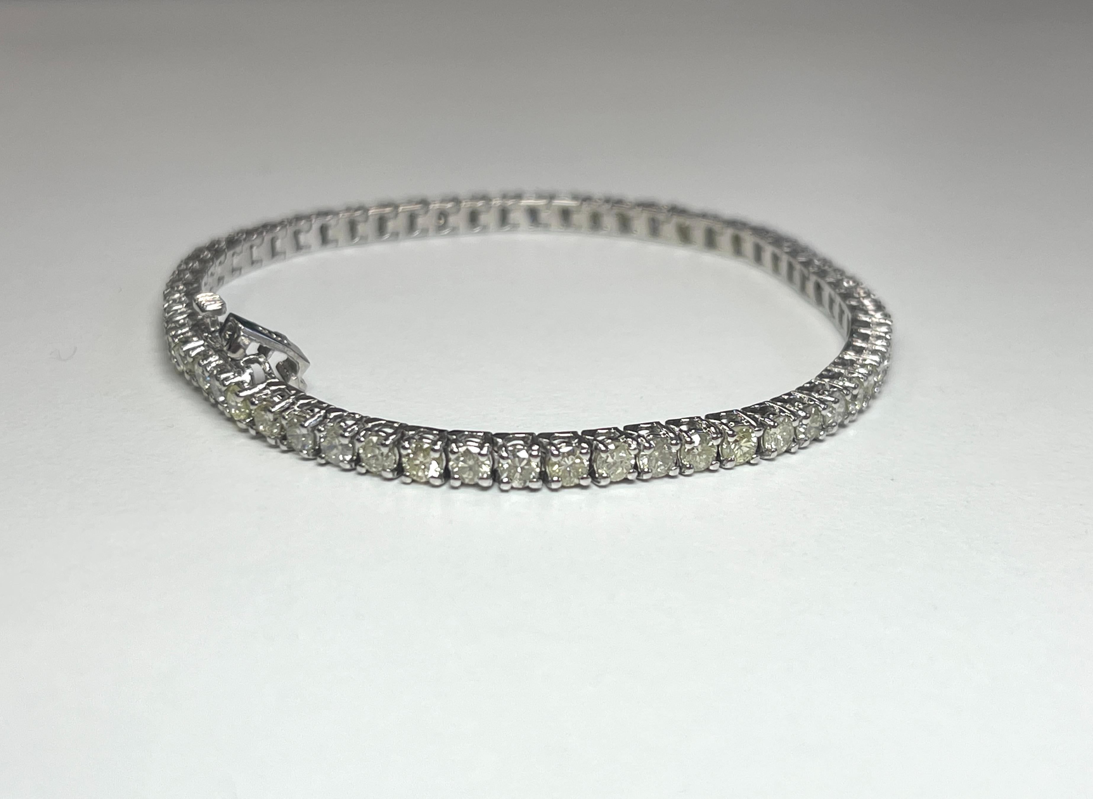 Tennisarmband aus 14 Karat Weißgold mit 5,02 Karat rundem Diamanten im Brillantschliff (Rundschliff) im Angebot