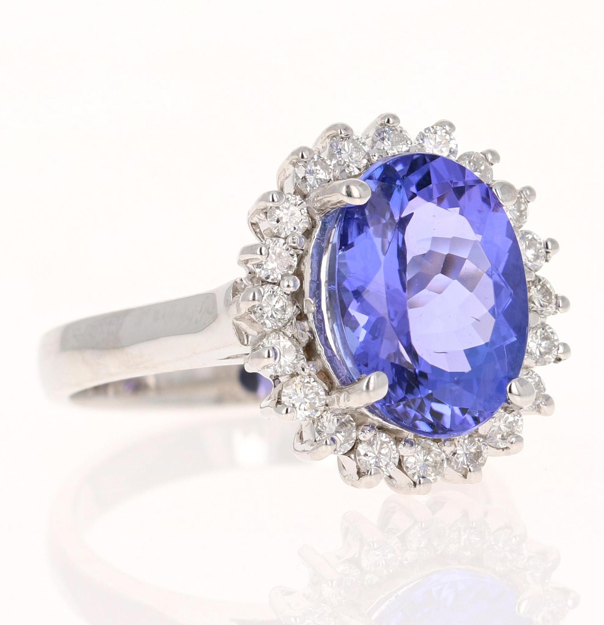 Este anillo tiene una tanzanita natural de corte ovalado de color morado radiante y un peso de 4.50 quilates. La tanzanita mide 12 mm x 9 mm. Está rodeada por 20 diamantes de talla redonda que pesan 0,52 quilates. La claridad y el color de los