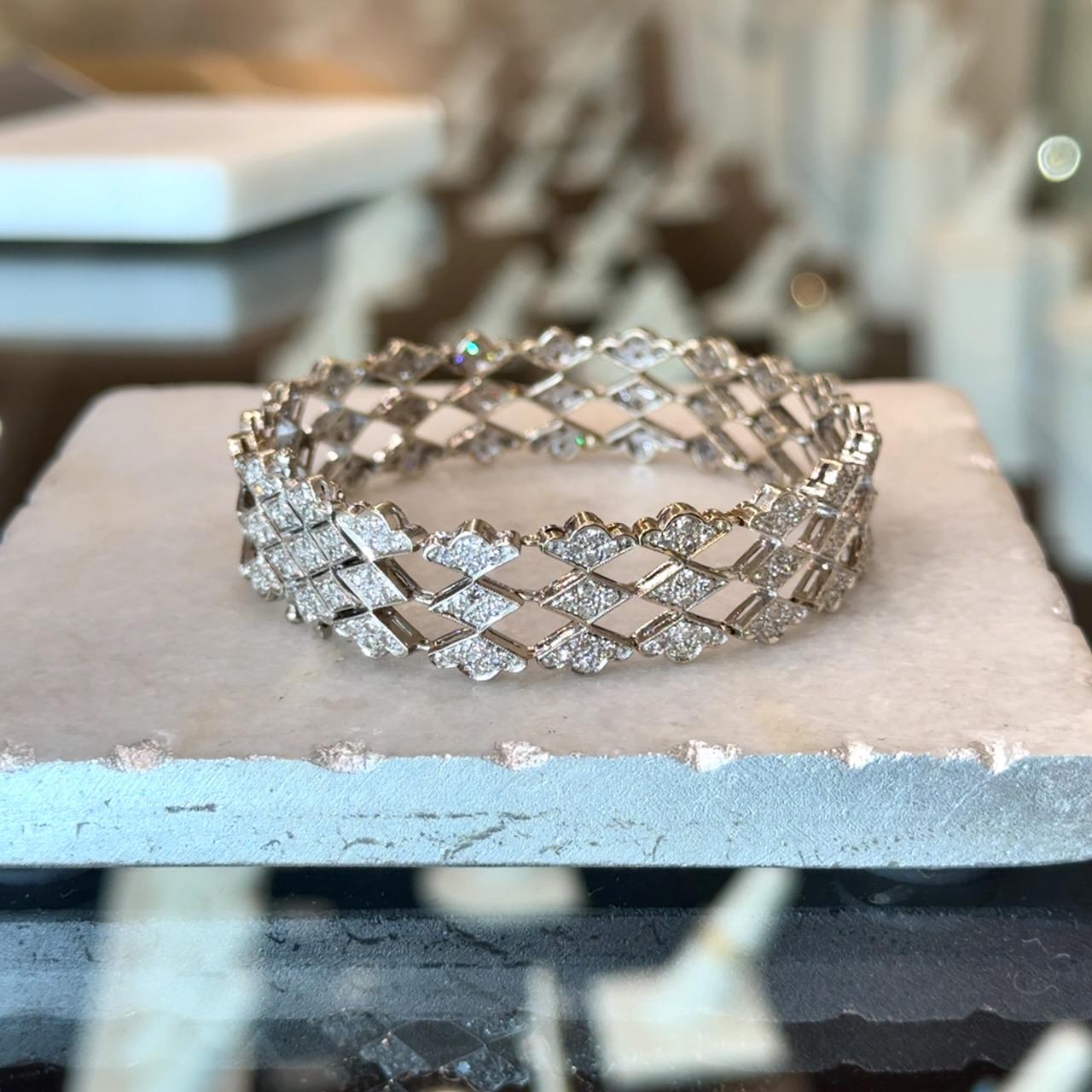 5.02CT Diamond 18K Gold Wide Vintage Bracelet Bon état - En vente à Los Angeles, CA