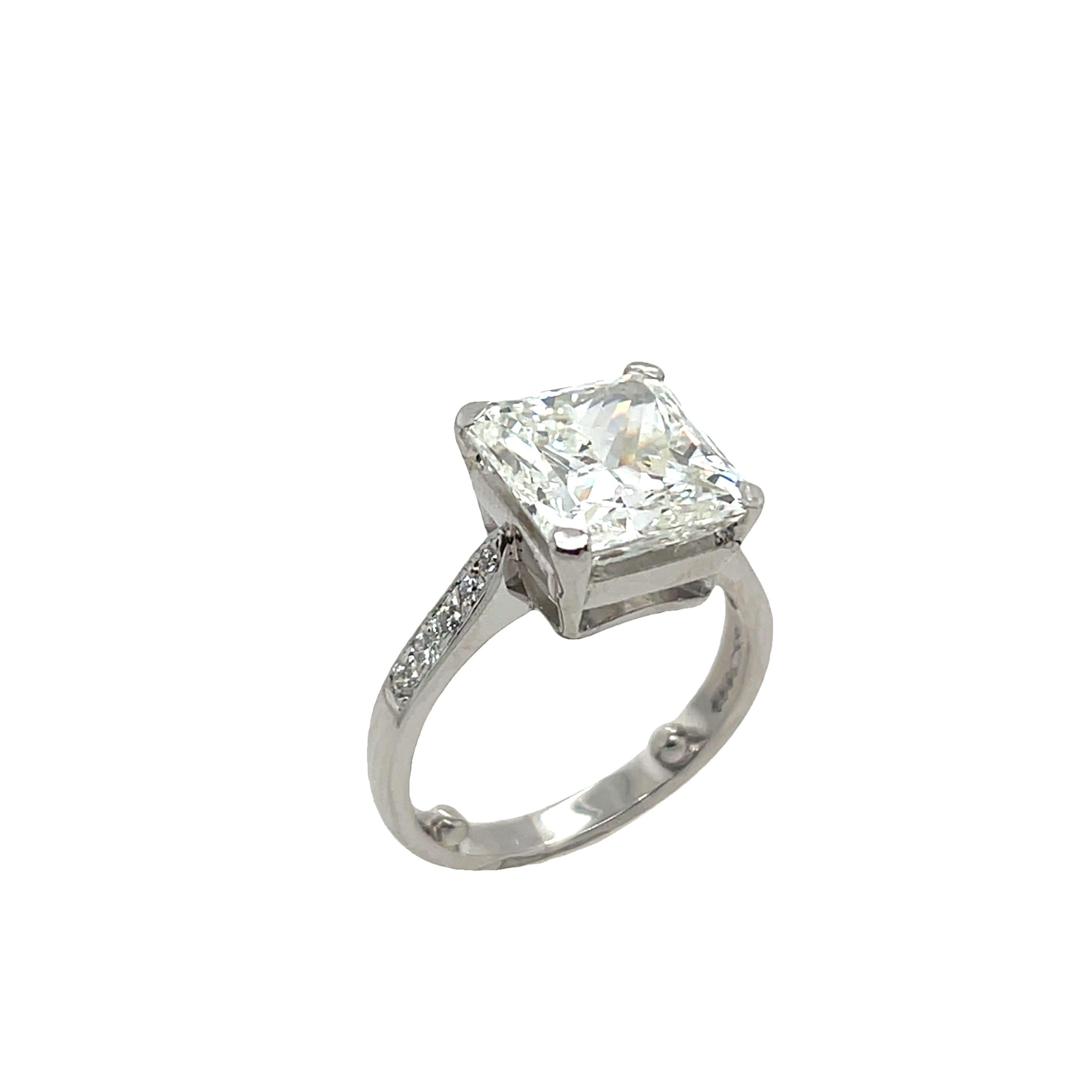 Diamant naturel taille radiant de 5,02 carats I/SI1 serti dans platine Excellent état à London, GB