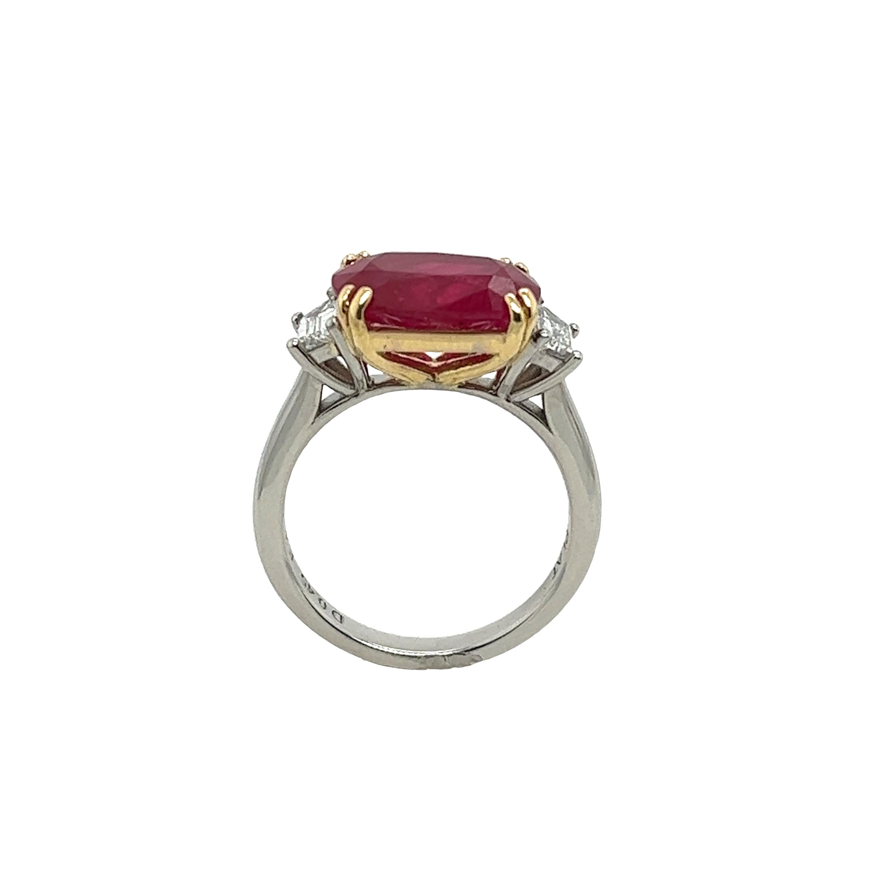 Cette magnifique bague est ornée d'un rubis ovale naturel de 5,02ct.
et 2 diamants trapézoïdaux assortis de chaque côté, 0,45ct F/SI1 sertis dans une monture en or jaune 18ct et platine. Le design unique de cette bague en fait un bijou intemporel.