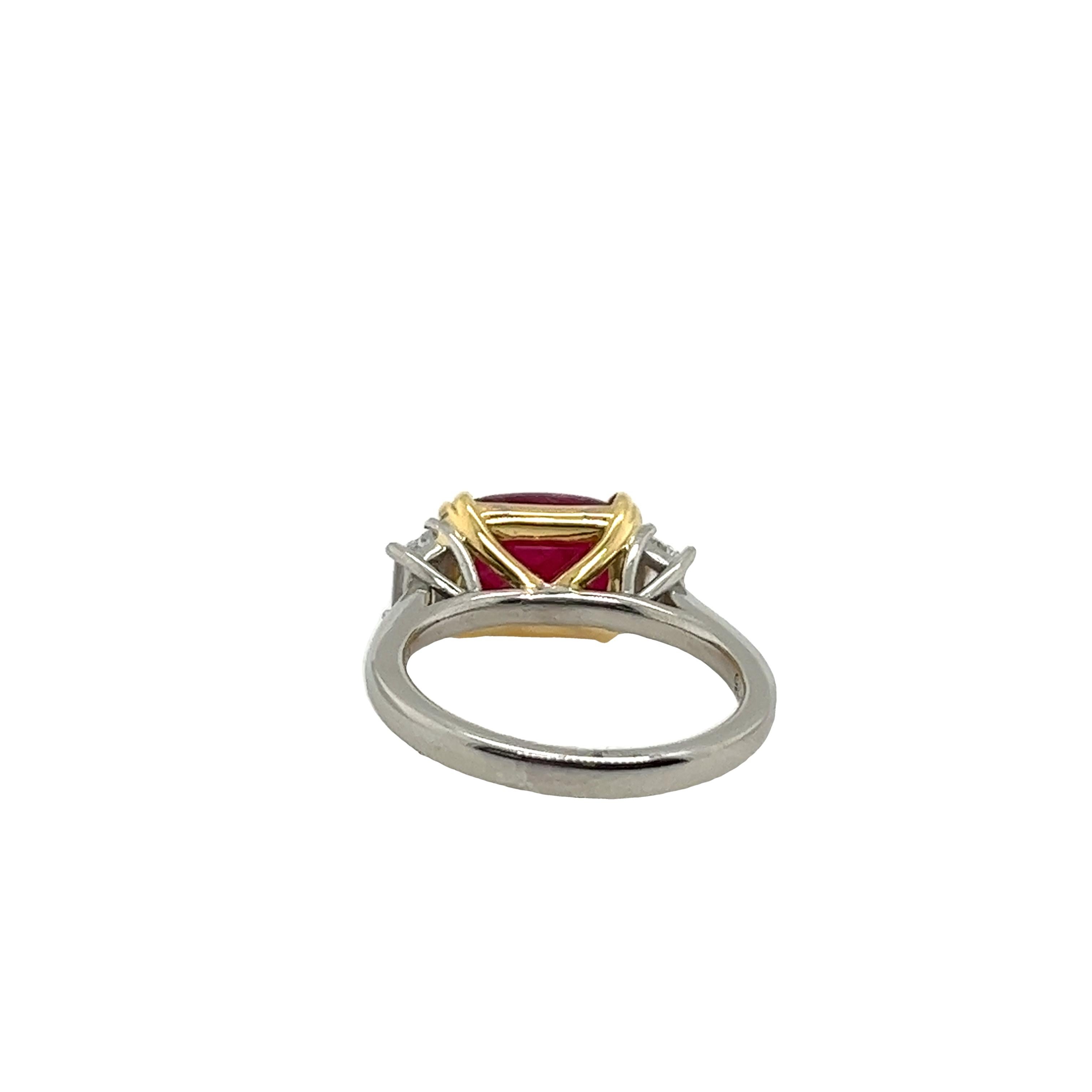 Bague en or jaune 18 carats, rubis de forme ovale de 5,02 carats et diamants de 0,45 carat Neuf - En vente à London, GB