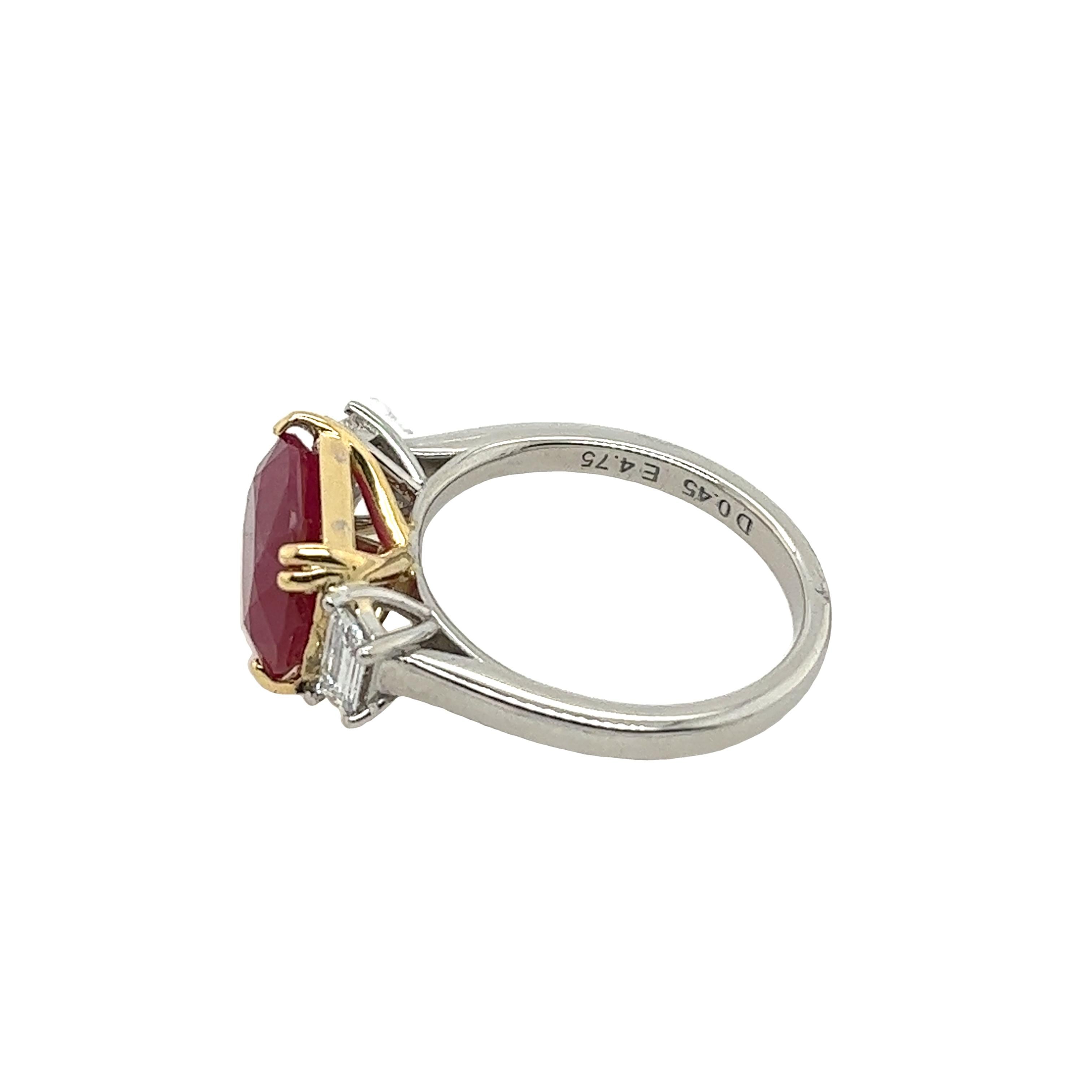 Bague en or jaune 18 carats, rubis de forme ovale de 5,02 carats et diamants de 0,45 carat Pour femmes en vente