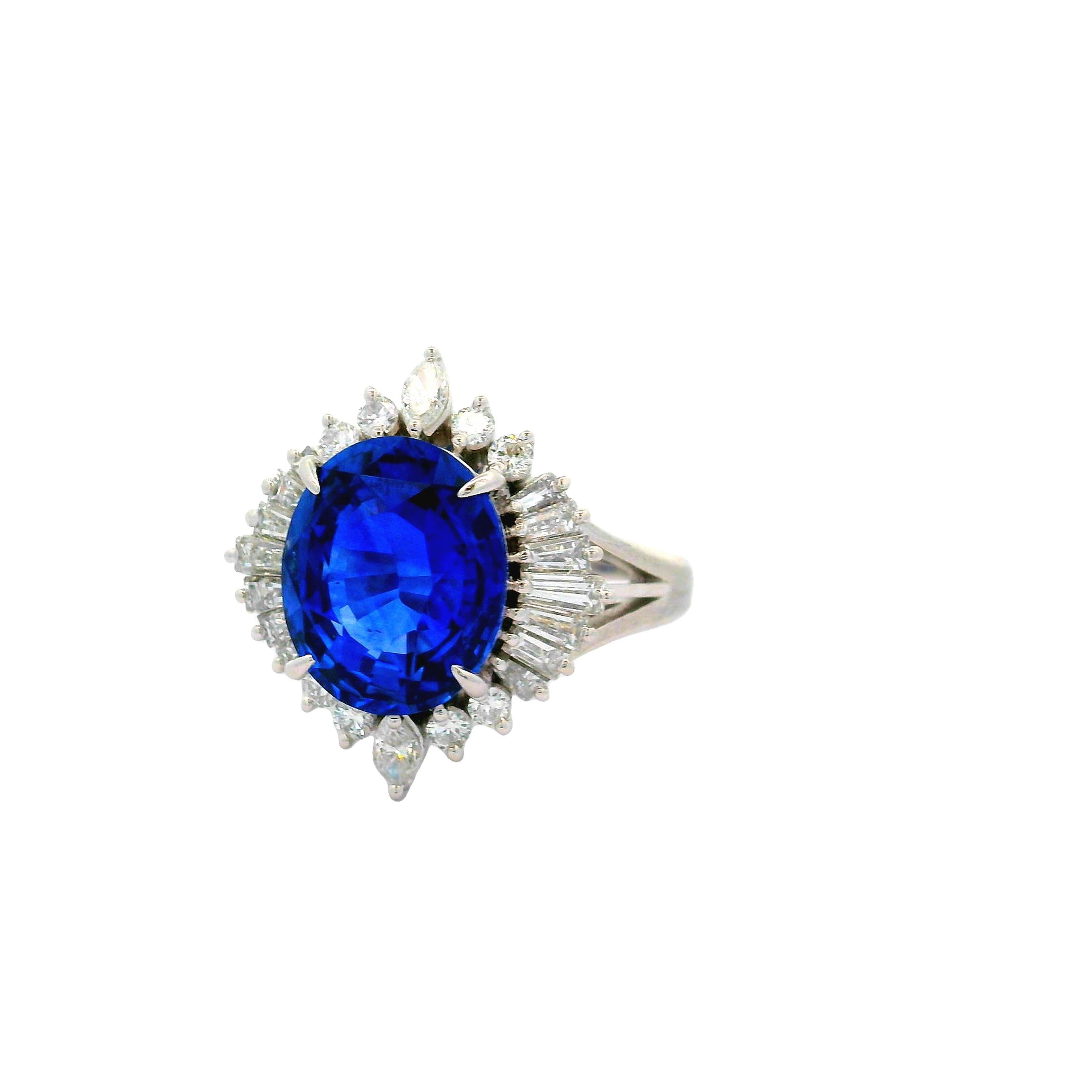 Im Mittelpunkt steht ein spektakulärer Saphir von 5,03 Karat. Der Saphir hat eine satte und intensive blaue Farbe und ist dennoch extrem hell und brillant. Normalerweise werden Steine mit kräftigeren Farben zu dunkel, aber dieser Saphir ist etwas