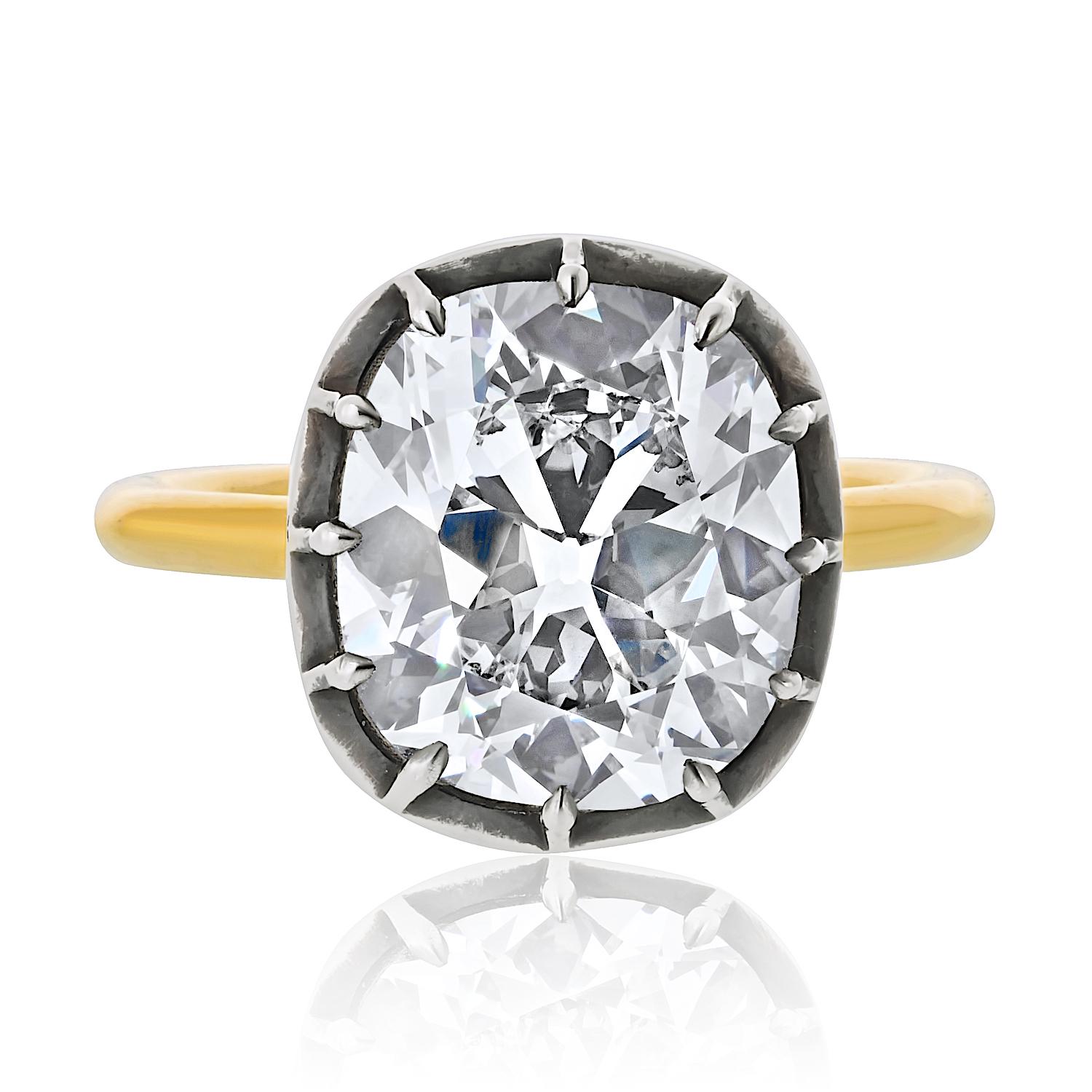 Ce diamant époustouflant de 5,03 carats de taille brillant en coussin est une véritable merveille. Classé de couleur F et de pureté VS1 par le GIA, il est exceptionnellement rare et plein de vie et de feu.

Pour honorer la beauté de cette pierre