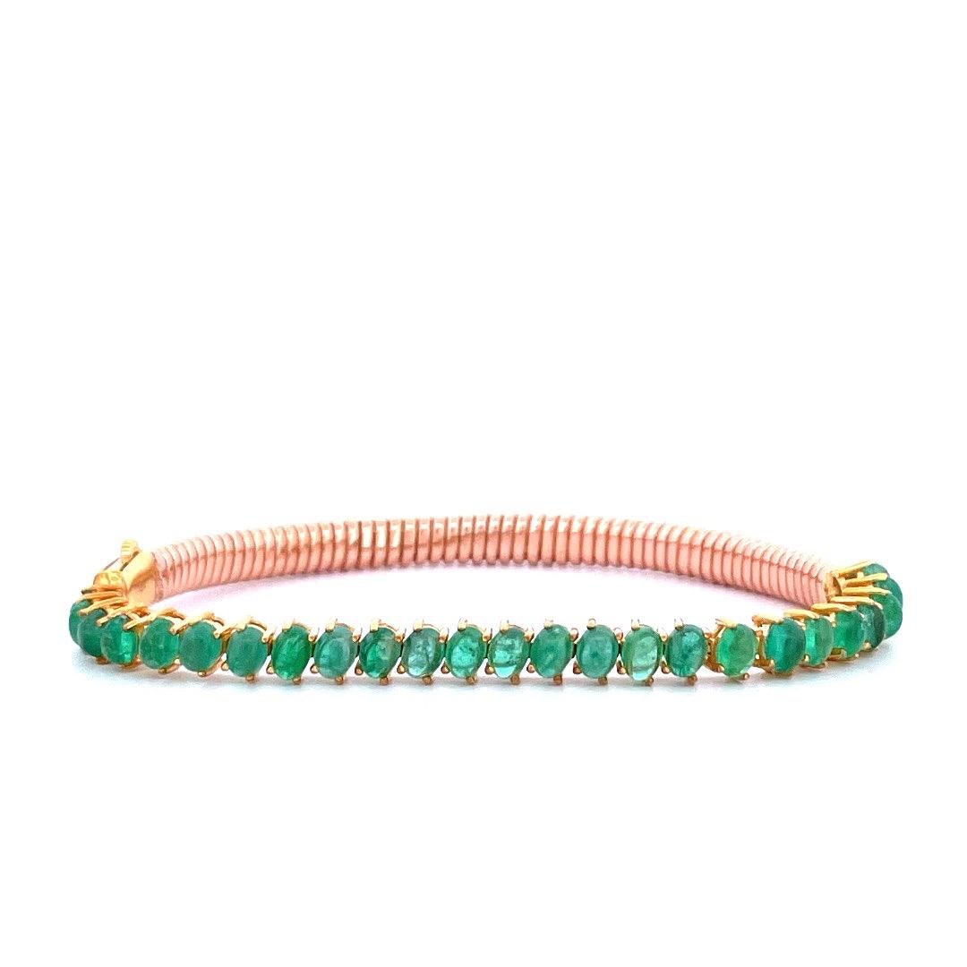 Voici un bracelet étonnant et élégant, orné d'émeraudes exquises, méticuleusement fabriqué à la main pour faire chavirer le cœur des amateurs de bijoux exigeants.

Ce bracelet remarquable présente une fusion inégalée de raffinement et de rareté. Son