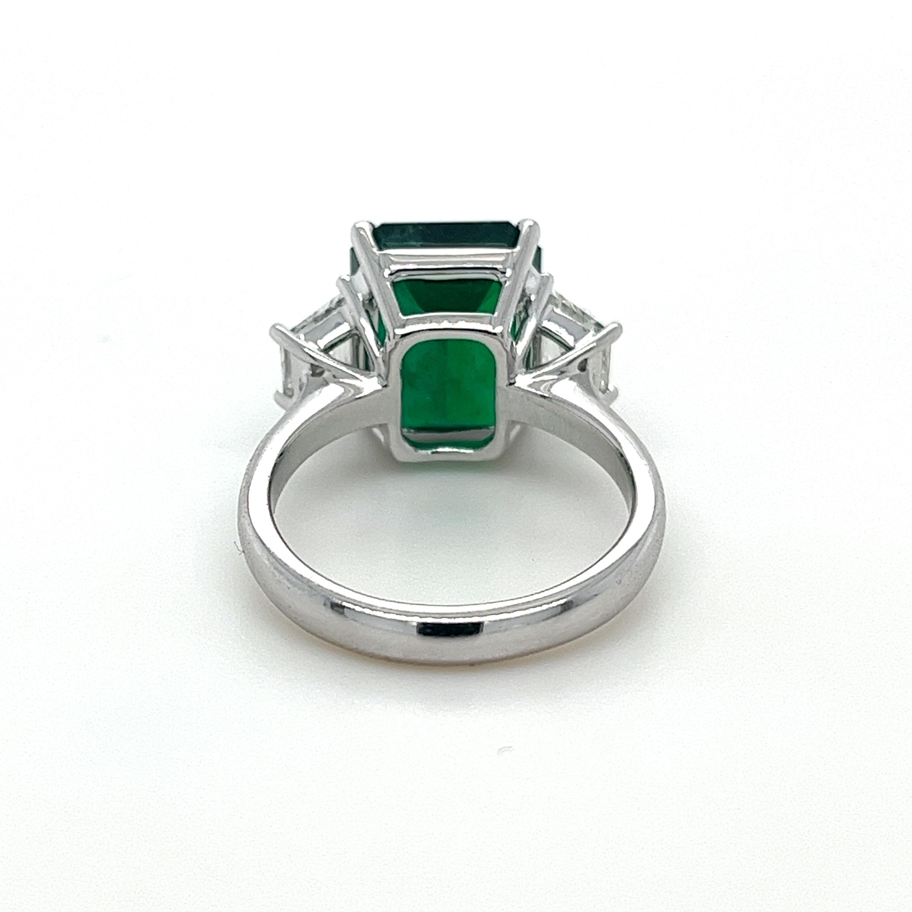 Ring aus Platin mit 5,03 Karat Smaragd im Smaragdschliff im Zustand „Neu“ im Angebot in Great Neck, NY