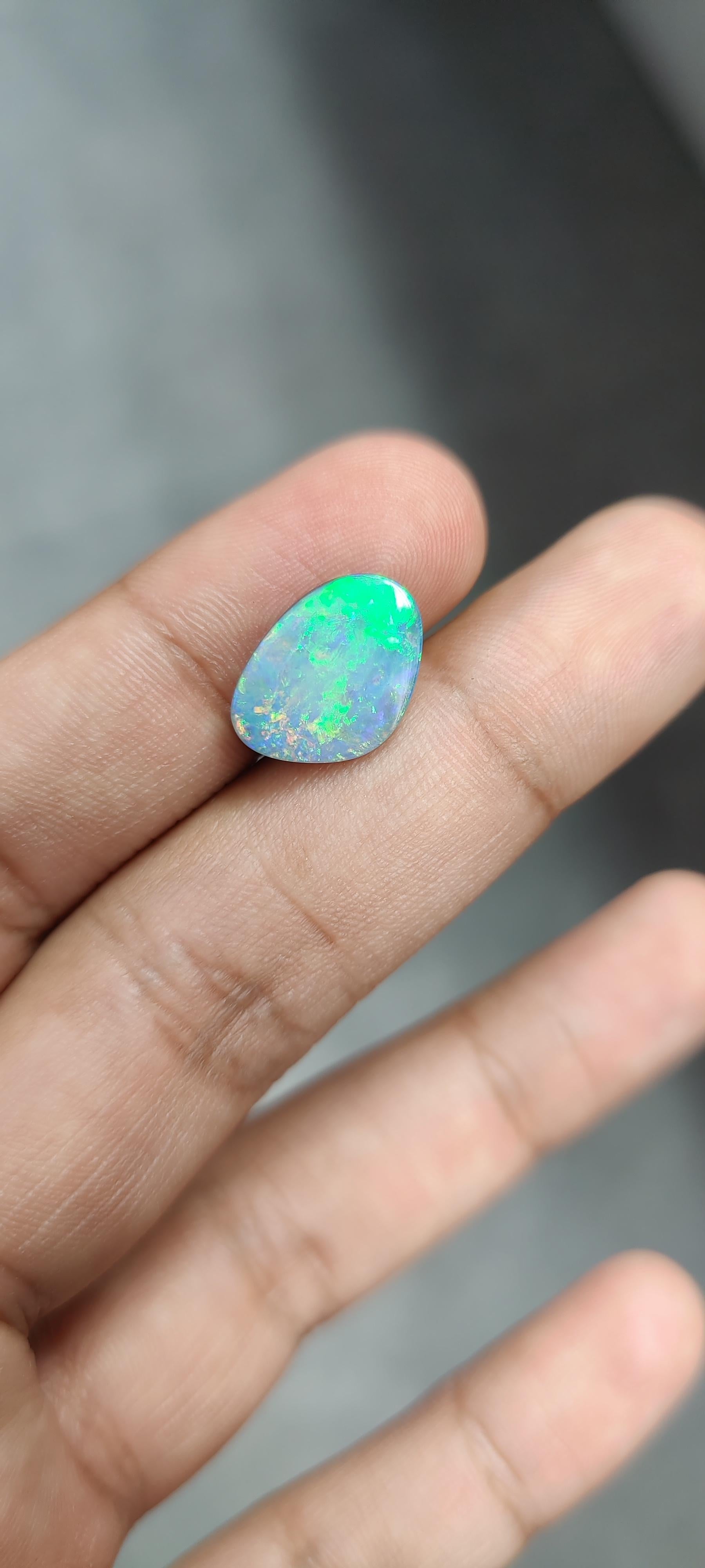 Dieses Stück ist ein atemberaubender, 5,03 Karat schwerer Opal in einer faszinierenden, einzigartigen Form. Opale sind eine einzigartige und faszinierende Art von Edelsteinen, die für ihr Farbspiel bekannt sind, d. h. für die wechselnden