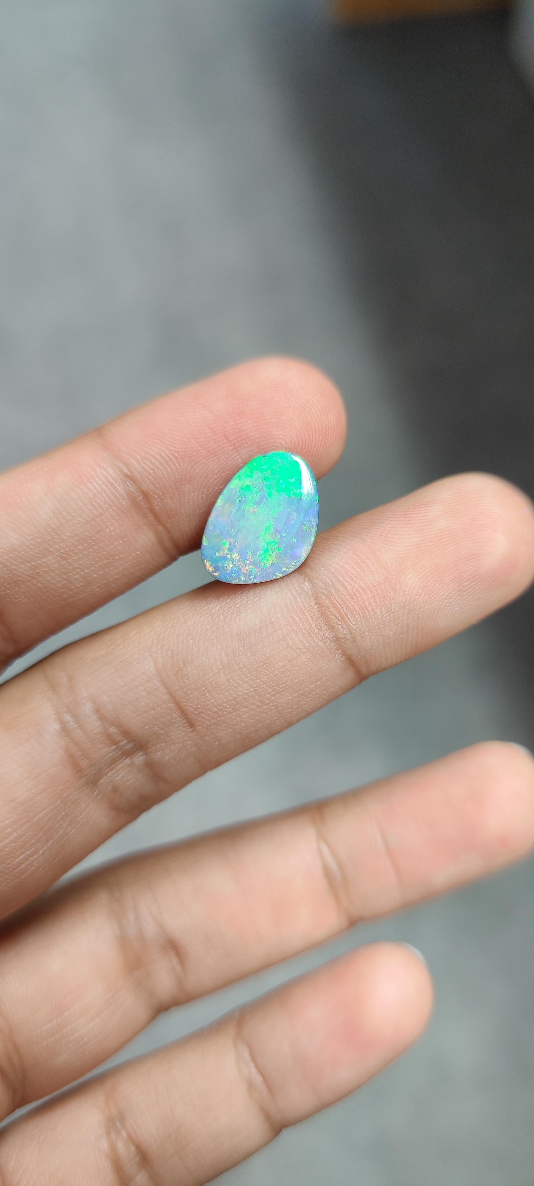 5,03 Karat Opal (Trillionschliff) im Angebot