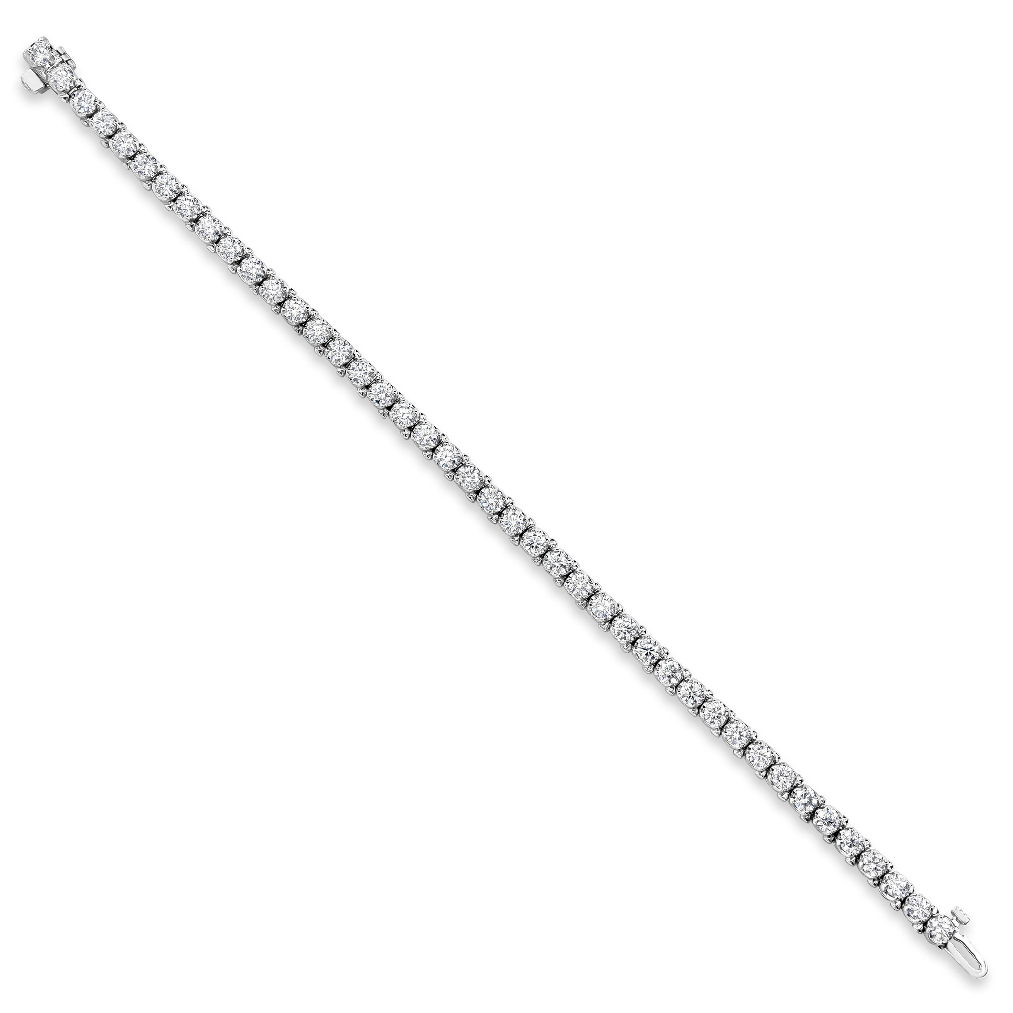 Un bracciale da tennis classico, con una linea di diamanti rotondi taglio brillante per un peso totale di 5,03 carati con colore G-H e purezza VS. Finemente realizzato in oro bianco 18 carati, misura 7,25 pollici. Perfetto per un abbigliamento