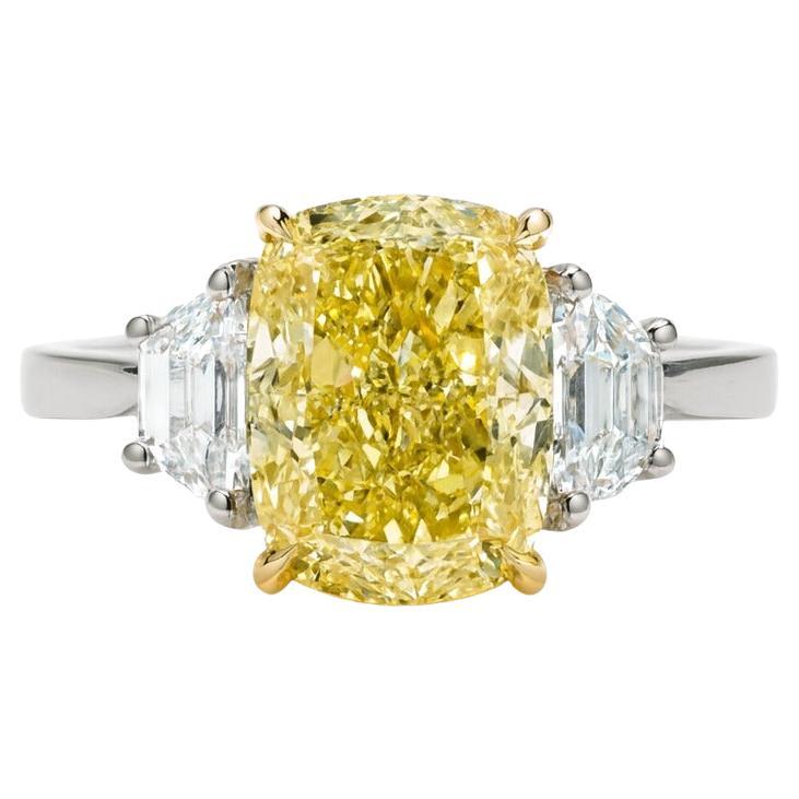 5,03 Karat Fancy Yellow Cushion Cut Diamant Dreistein-Ring im Angebot