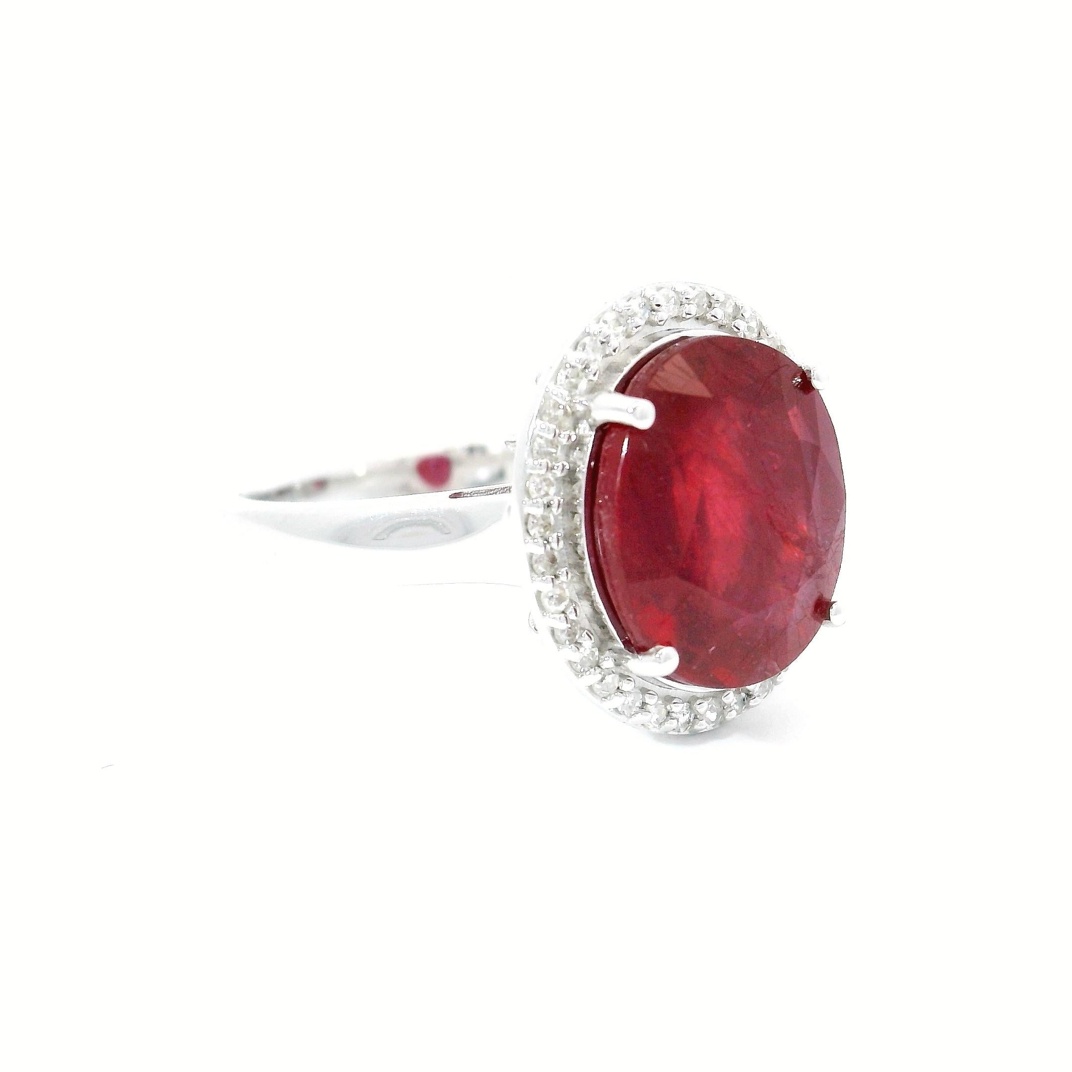 18kt Weißgold Saphir Ring
  
  Goldfarbe und Karat: Weißgold 18kt
  Gewicht: 5.83 Gramm
  
  Satz mit...
  Steinart: Saphir
  Die Form: Oval
  Karat: 5,03 ct
  Farbe: rot 
  
  Umliegende Steine: Diamanten
 1) Weiße Diamanten
  Karatgewicht: 0,13