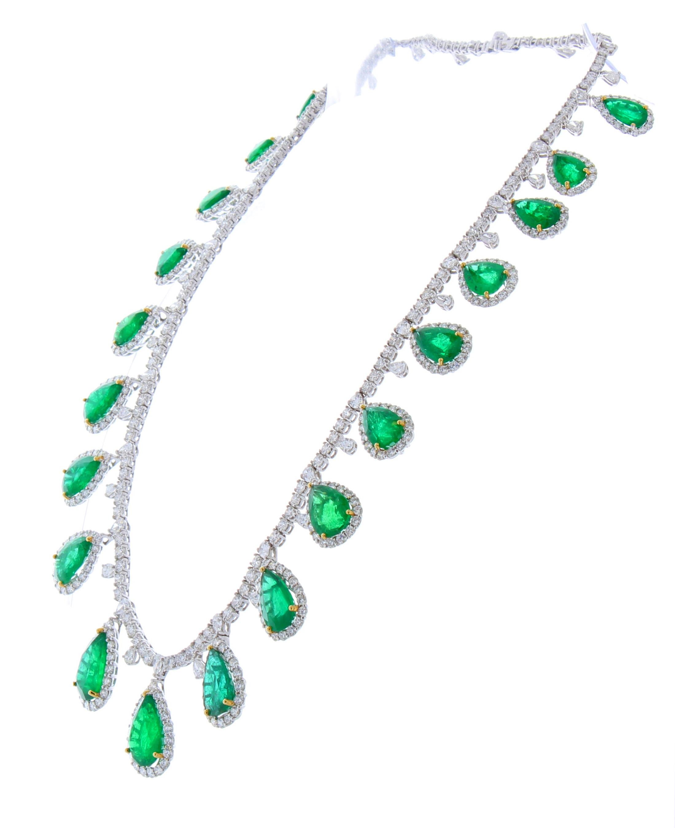 50.34 Carat Total Pear Shaped Emerald and Diamond Necklace in 18 Karat Gold (Zeitgenössisch)