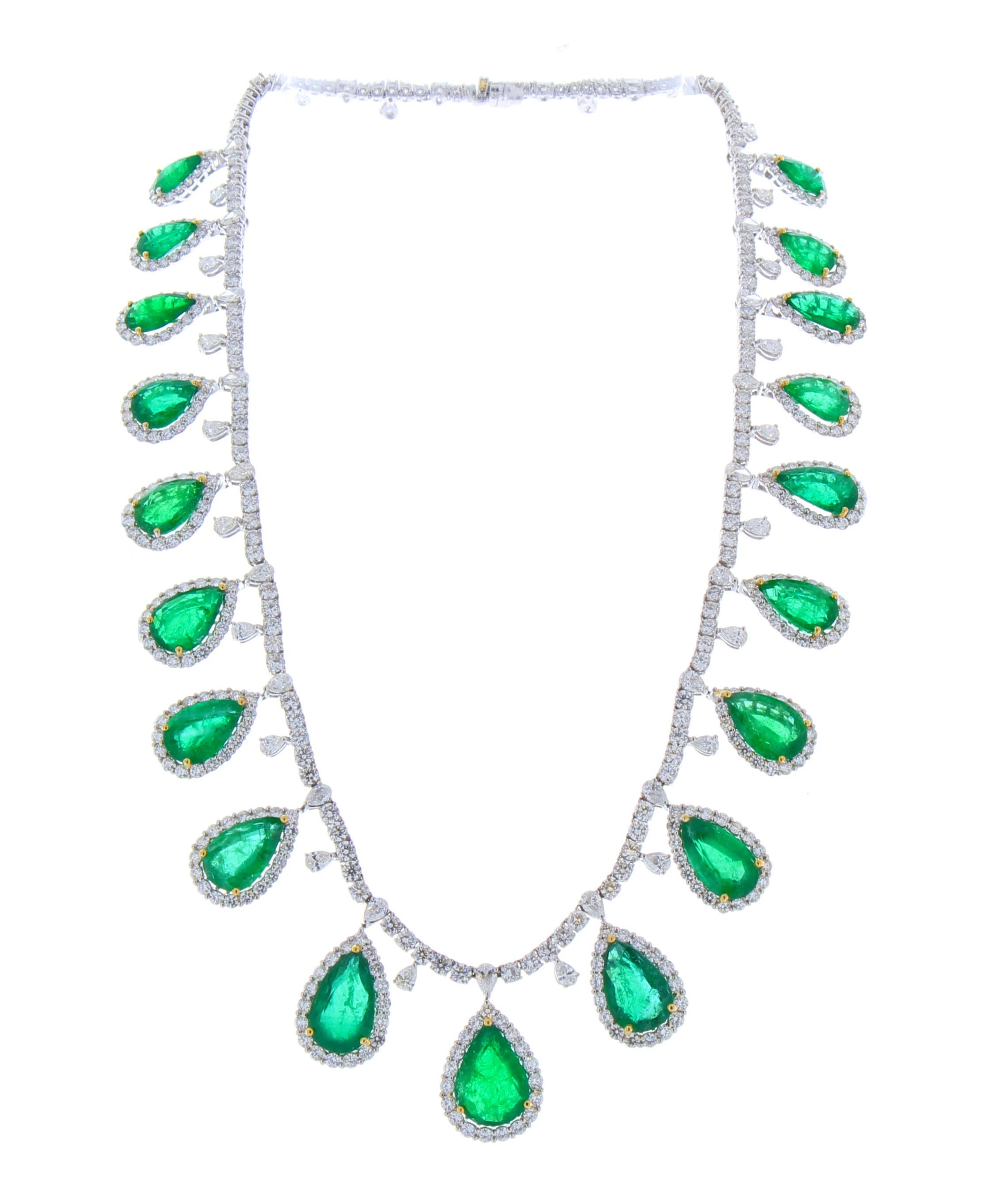 50.34 Carat Total Pear Shaped Emerald and Diamond Necklace in 18 Karat Gold im Zustand „Neu“ in Chicago, IL
