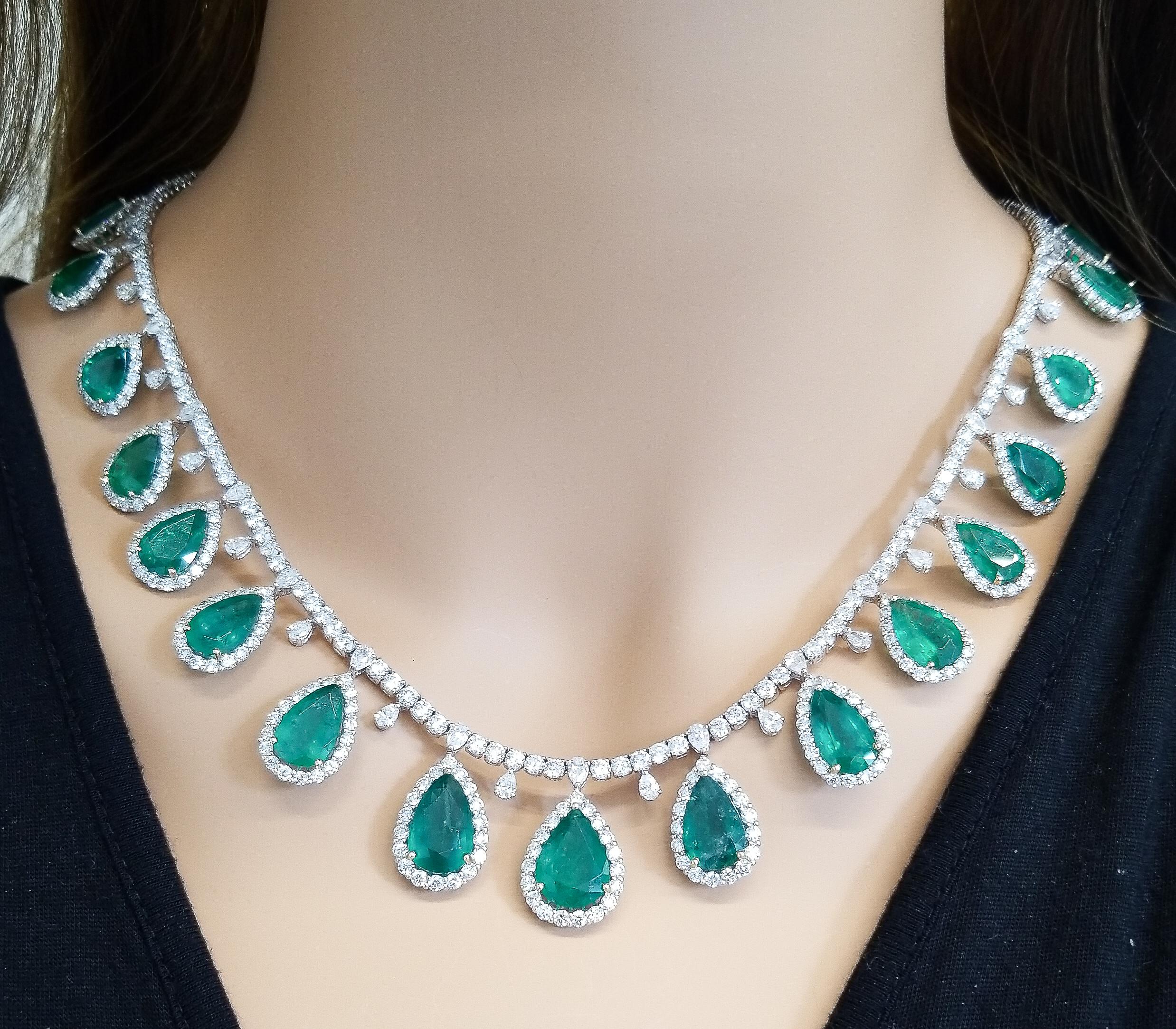 50.34 Carat Total Pear Shaped Emerald and Diamond Necklace in 18 Karat Gold Damen