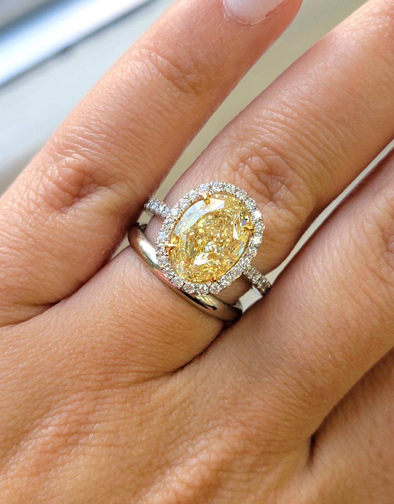 5 Carat VS1 Light Yellow Oval Halo Diamond Ring In New Condition For Sale In New York, NY