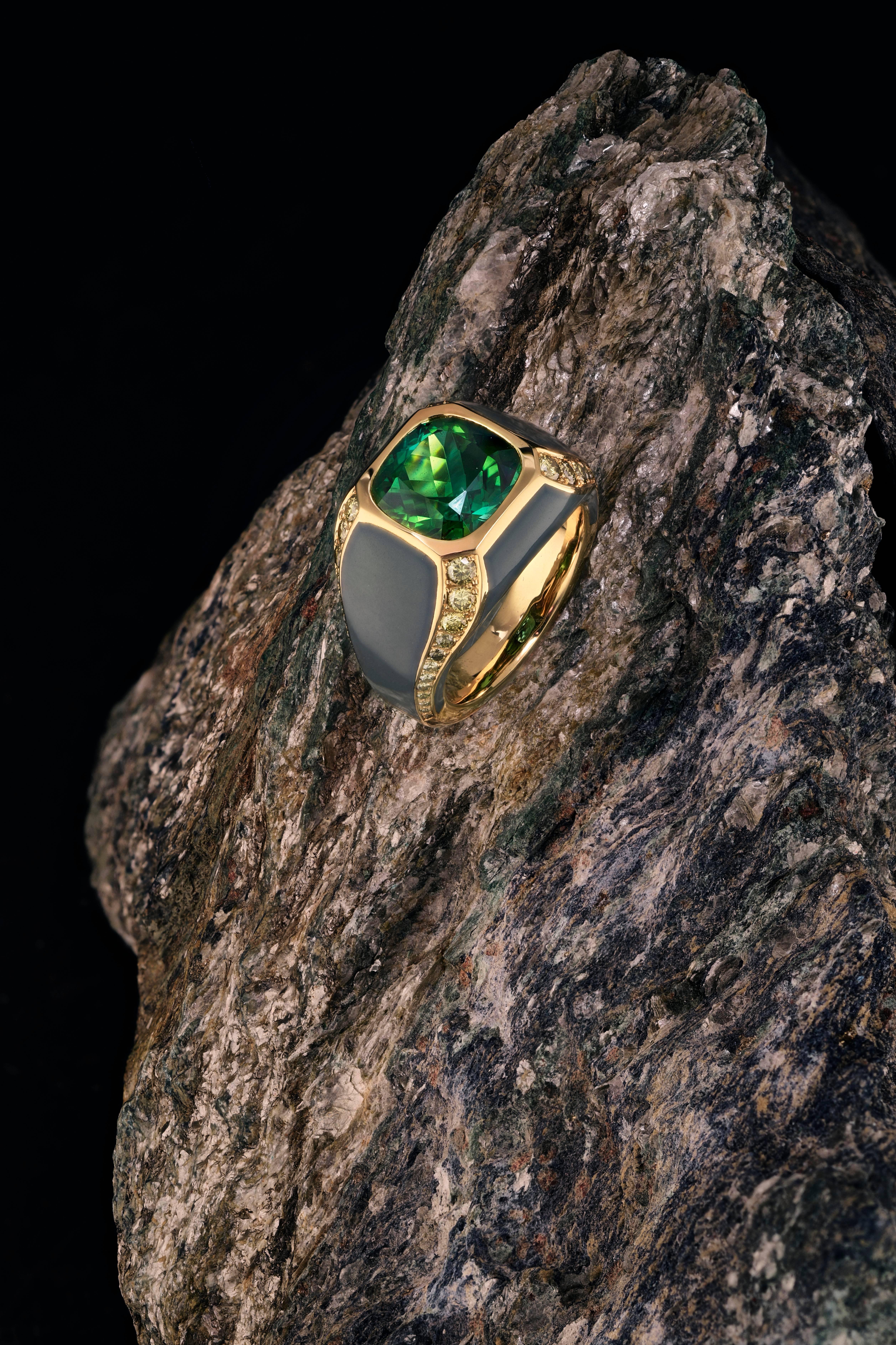 This one-off ring is handmade in Switzerland with a cushion cut African Tourmaline of 5.04 ct. and 48 natural green Diamonds of total 0.68 ct. It is made with green ceramic and 18K rose gold (4N).
You can expect the best Swiss workmanship and