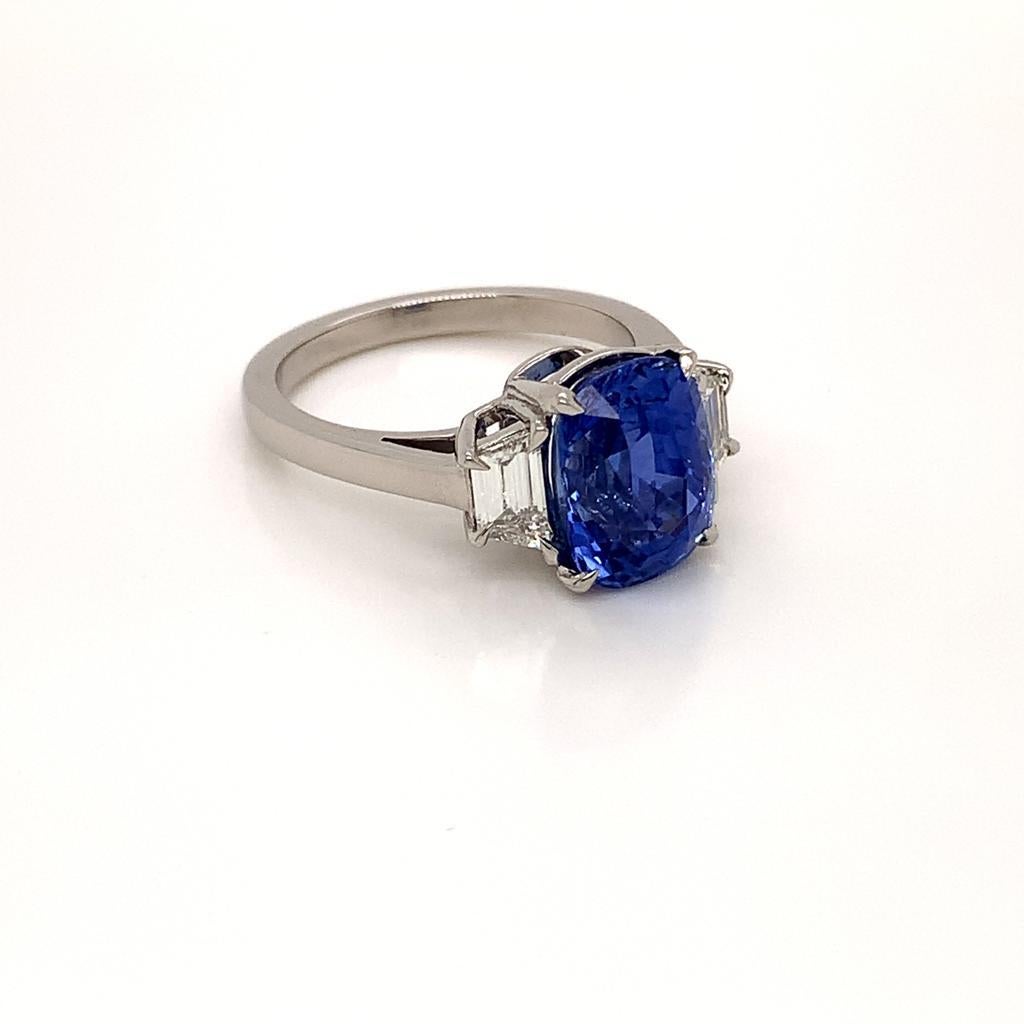 Taille coussin Bague à trois pierres en platine avec saphir bleu taille coussin de 5,04 carats et diamants en vente