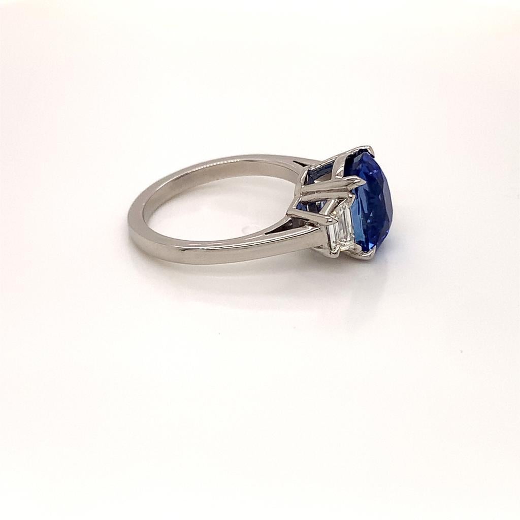 Ring mit drei Steinen aus Platin mit 5,04 Karat blauem Saphir im Kissenschliff und Diamant Damen im Angebot