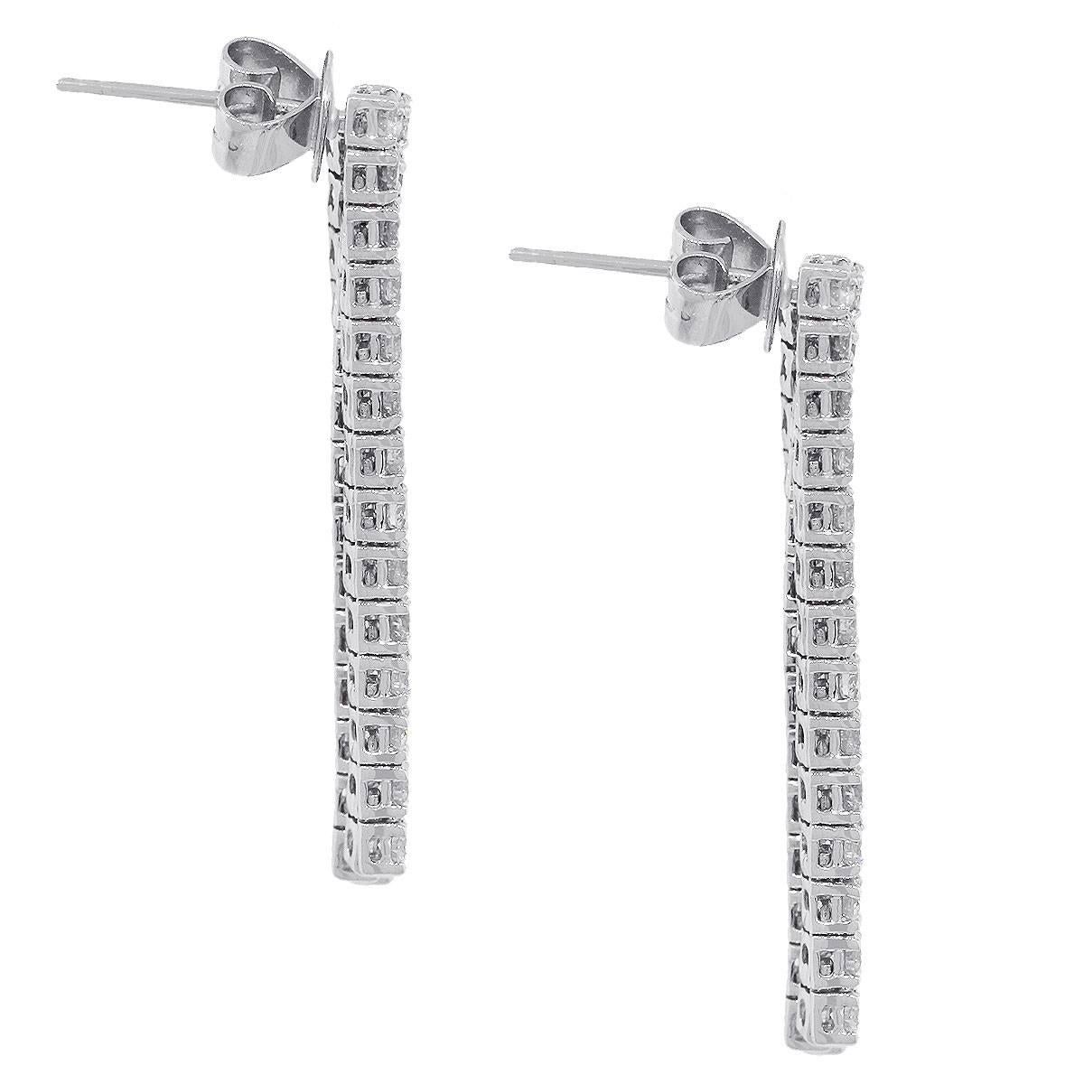 Material: 18k oro blanco
Estilo Pendientes colgantes de varias vueltas
Detalles de los diamantes: Aproximadamente 5,04ctw de diamantes redondos. Los diamantes son de color G/H y claridad VS.
Medidas de los pendientes: 7.5″ x 0.10″ x 0.31″
Peso