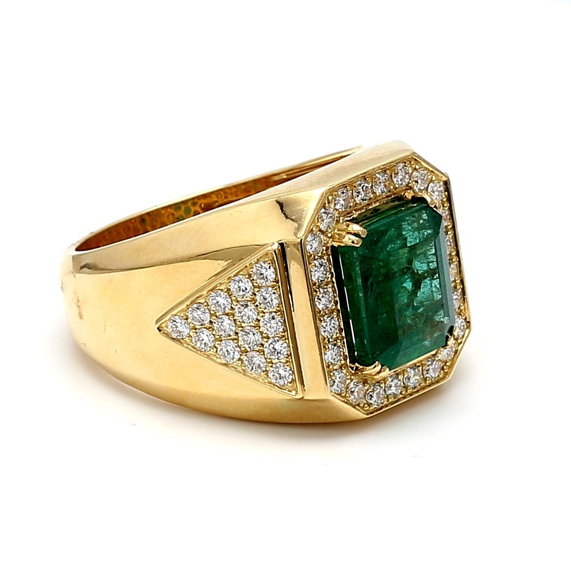 5.04 Carat Emerald 1.50 Carat Round Diamond 18 Karat Yellow Gold Cocktail Ring Corte esmeralda en venta