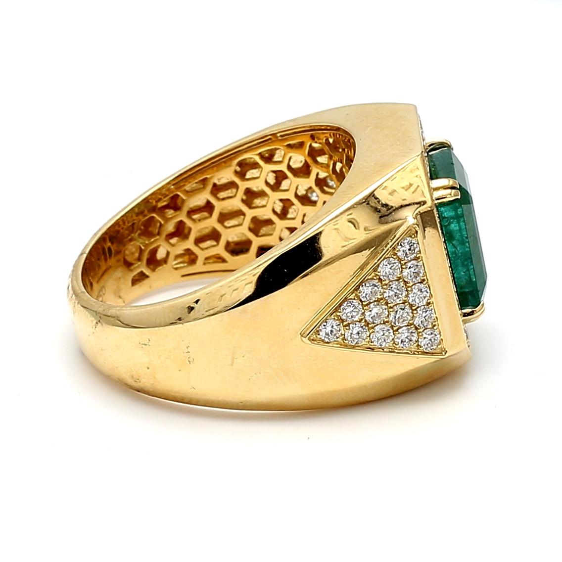 5.04 Carat Emerald 1.50 Carat Round Diamond 18 Karat Yellow Gold Cocktail Ring en Bueno estado para la venta en New York, NY