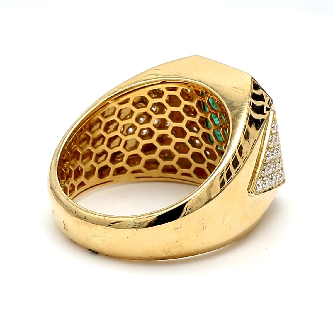 De las mujeres 5.04 Carat Emerald 1.50 Carat Round Diamond 18 Karat Yellow Gold Cocktail Ring en venta