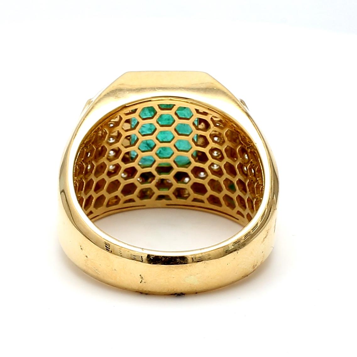 5.04 Carat Emerald 1.50 Carat Round Diamond 18 Karat Yellow Gold Cocktail Ring en venta 1