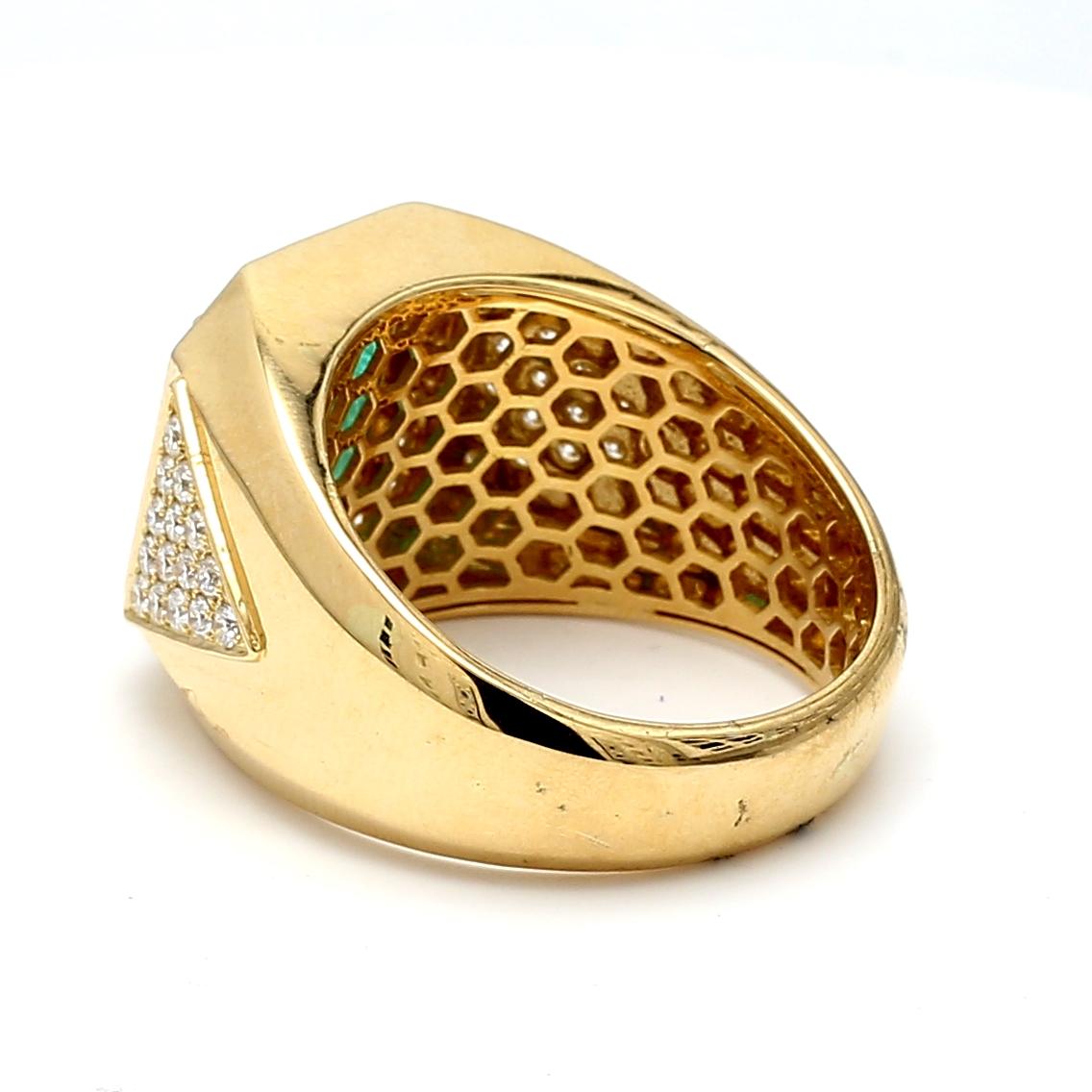 5.04 Carat Emerald 1.50 Carat Round Diamond 18 Karat Yellow Gold Cocktail Ring en venta 2