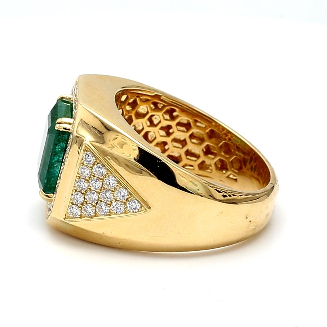 5.04 Carat Emerald 1.50 Carat Round Diamond 18 Karat Yellow Gold Cocktail Ring en venta 3