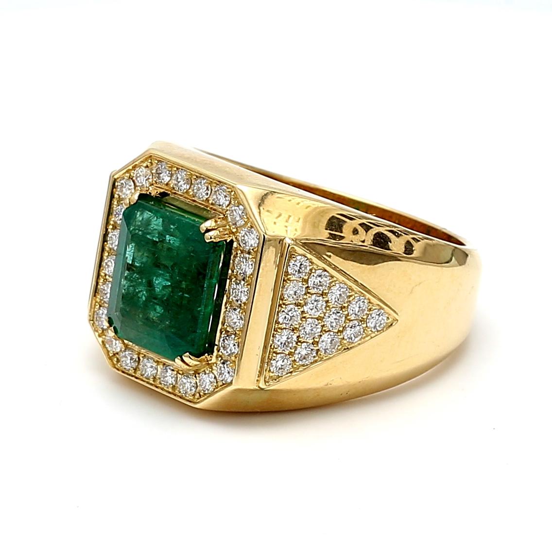 5.04 Carat Emerald 1.50 Carat Round Diamond 18 Karat Yellow Gold Cocktail Ring en venta 4