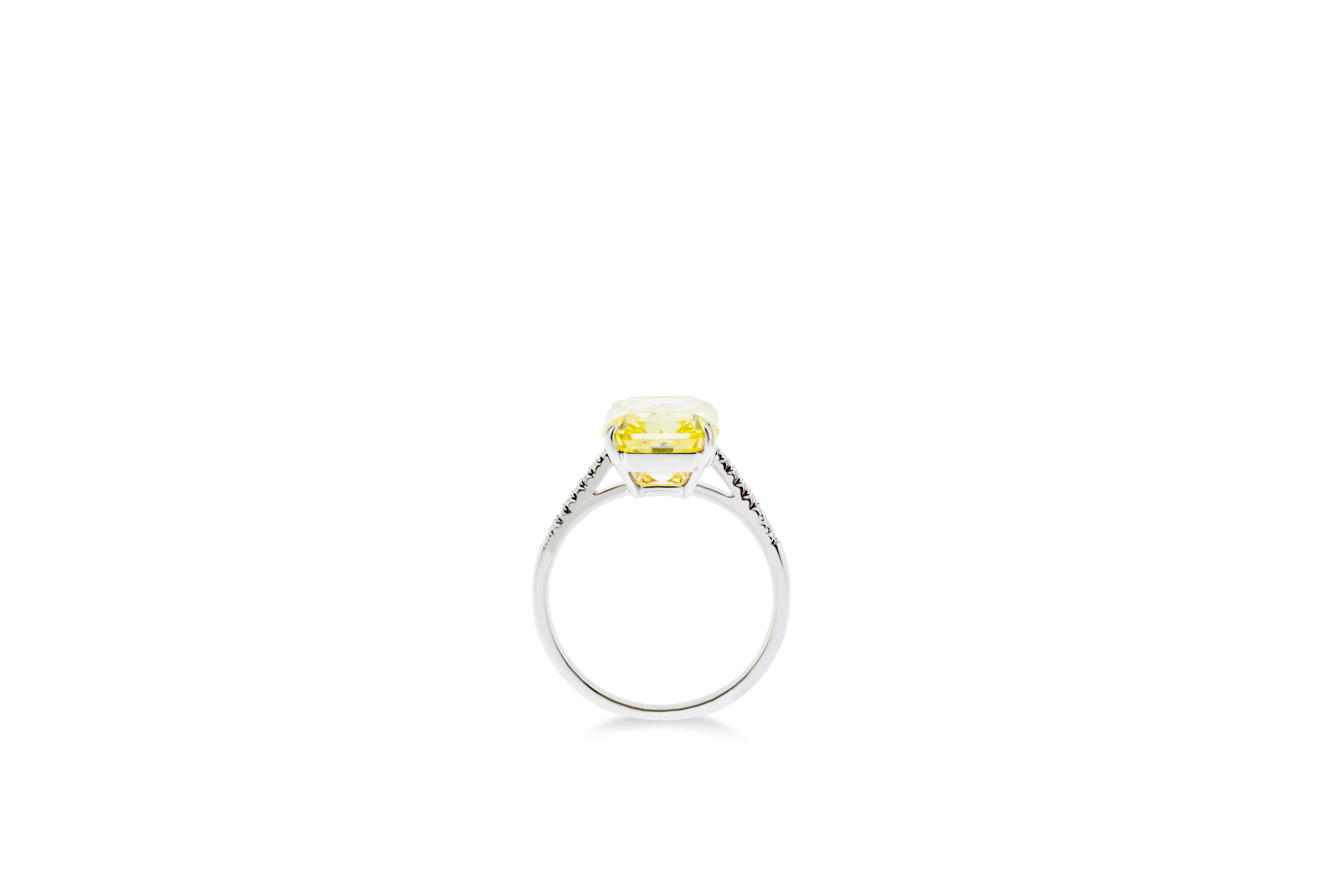 5.04 Carat GIA Rectangular Radiant Fancy Vivid Yellow Engagement Ring In New Condition For Sale In New York, NY