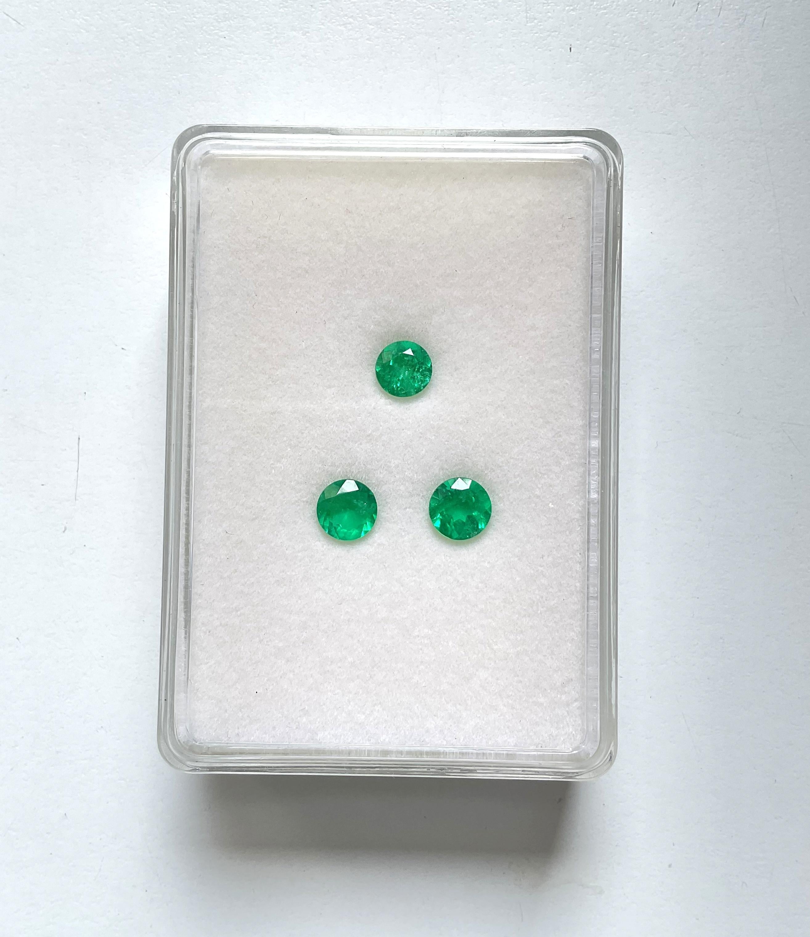 5.04 carats Colombian emerald round cut stone pair set for fine jewelry natural 

Gemstone - Emerald 
Weight - pair - 3.52 carats / 2 pieces - 8 mm
single pieces - 1.52 / 1 piece - 7 mm
shape - Round cut stone 