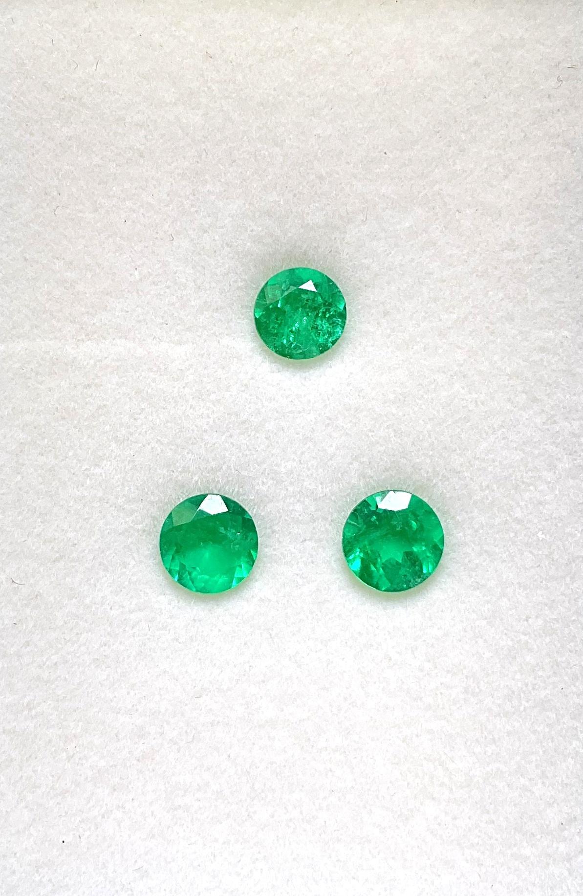 Art Deco 5.04 carats colombian emerald round cutstone pair set for fine jewelry natural  For Sale
