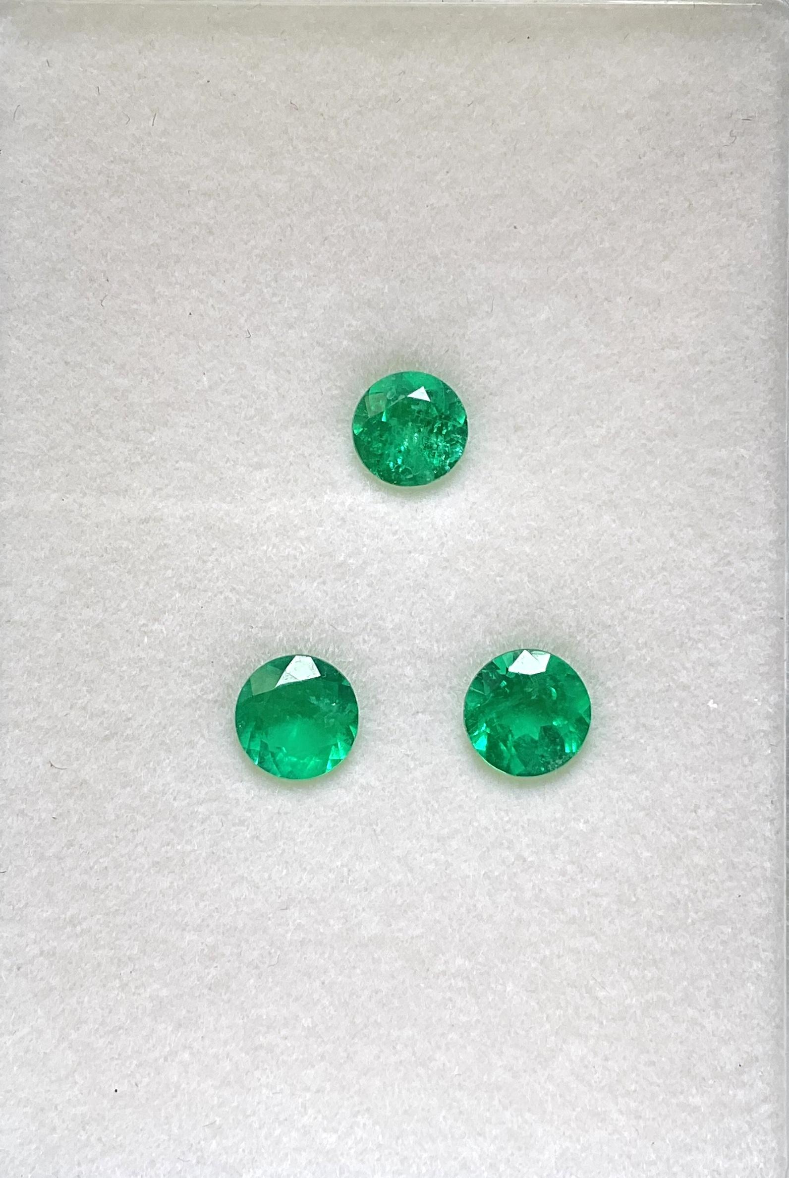 Round Cut 5.04 carats colombian emerald round cutstone pair set for fine jewelry natural  For Sale