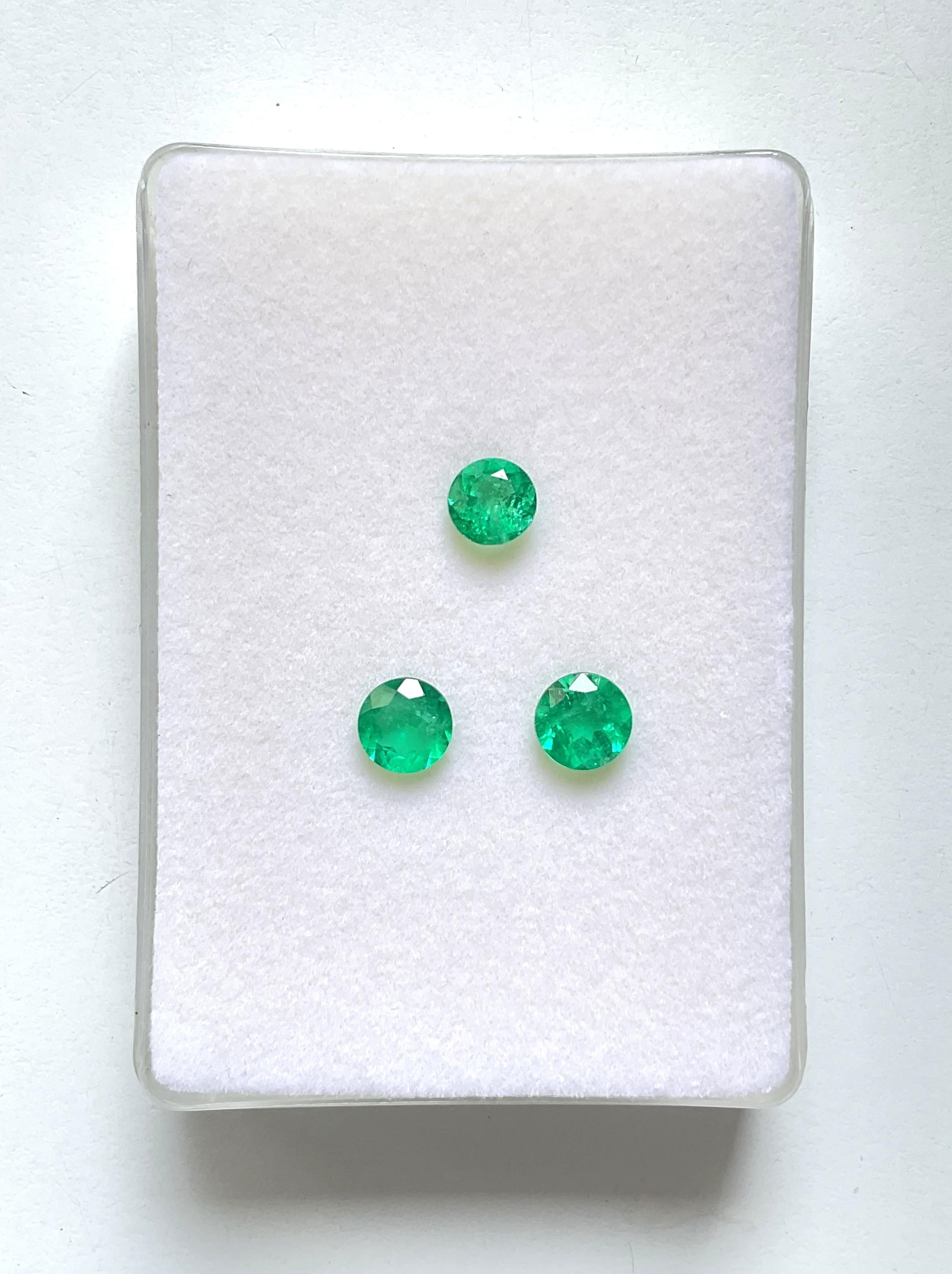 Women's or Men's 5.04 carats colombian emerald round cutstone pair set for fine jewelry natural  For Sale
