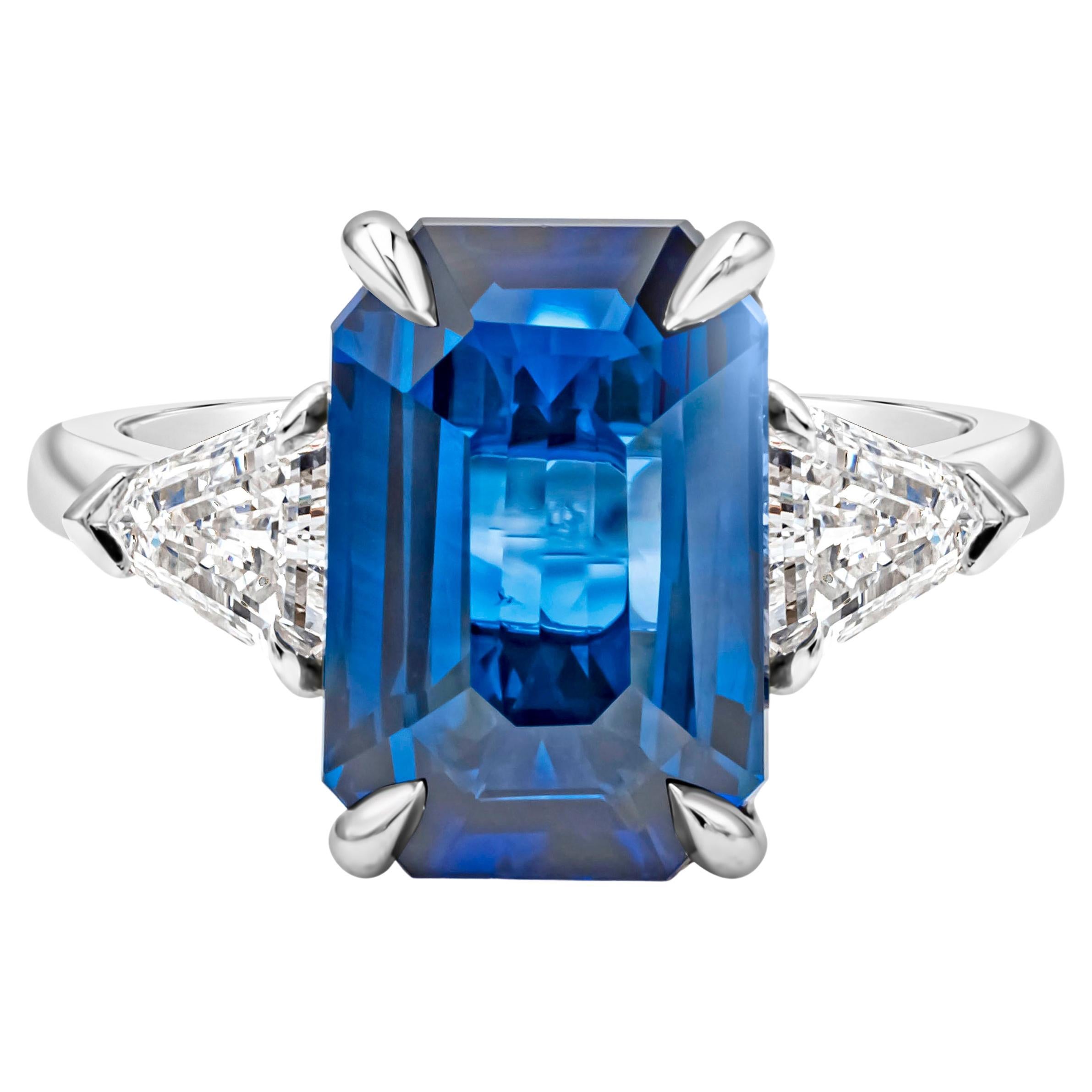 Verlobungsring mit 5,04 Karat blauem Saphir im Smaragdschliff und Diamanten in drei Steinen