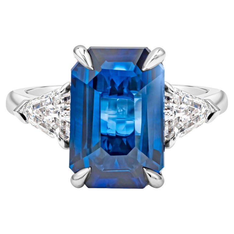 Bague de fiançailles à trois pierres en saphir bleu taille émeraude de 5,04  carats et diamants En vente sur 1stDibs