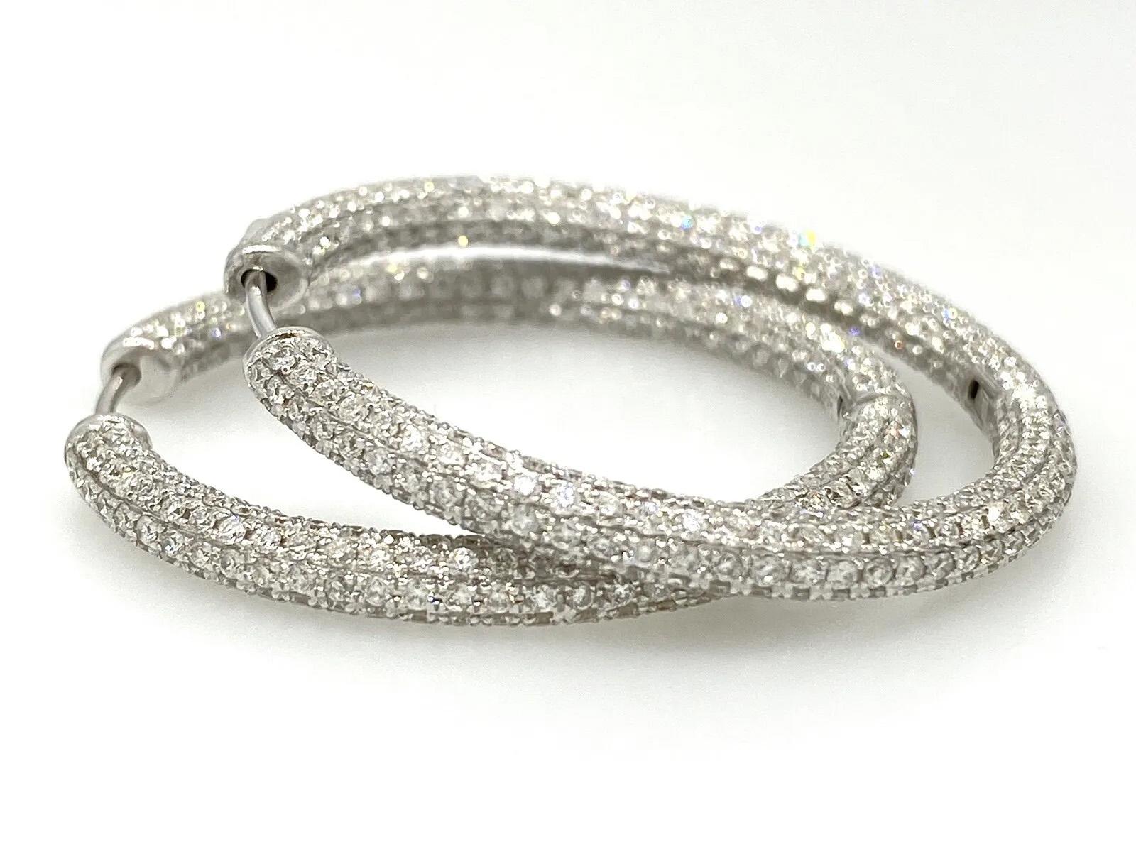 Runde Pavé-Diamant-Ohrringe 5,04 Karat Gesamtgewicht in 18k Weißgold

Diamond Hoop Earrings verfügen über runde Creolen, die mit 5,04 Karat runden Diamanten im Vollschliff in 18 Karat Weißgold gepavét sind.

Die Ohrringe sind 1,35